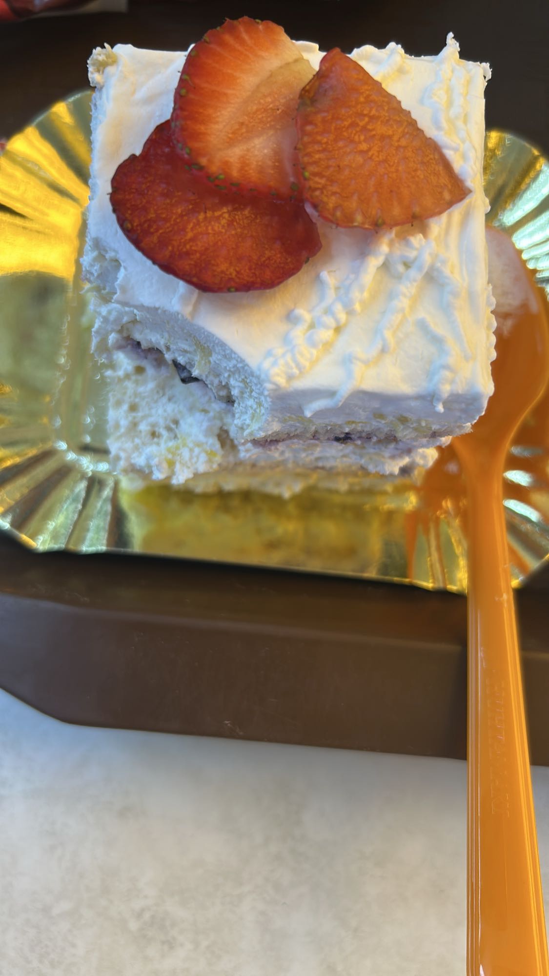 Prăjitură cu frișcă și căpșuni