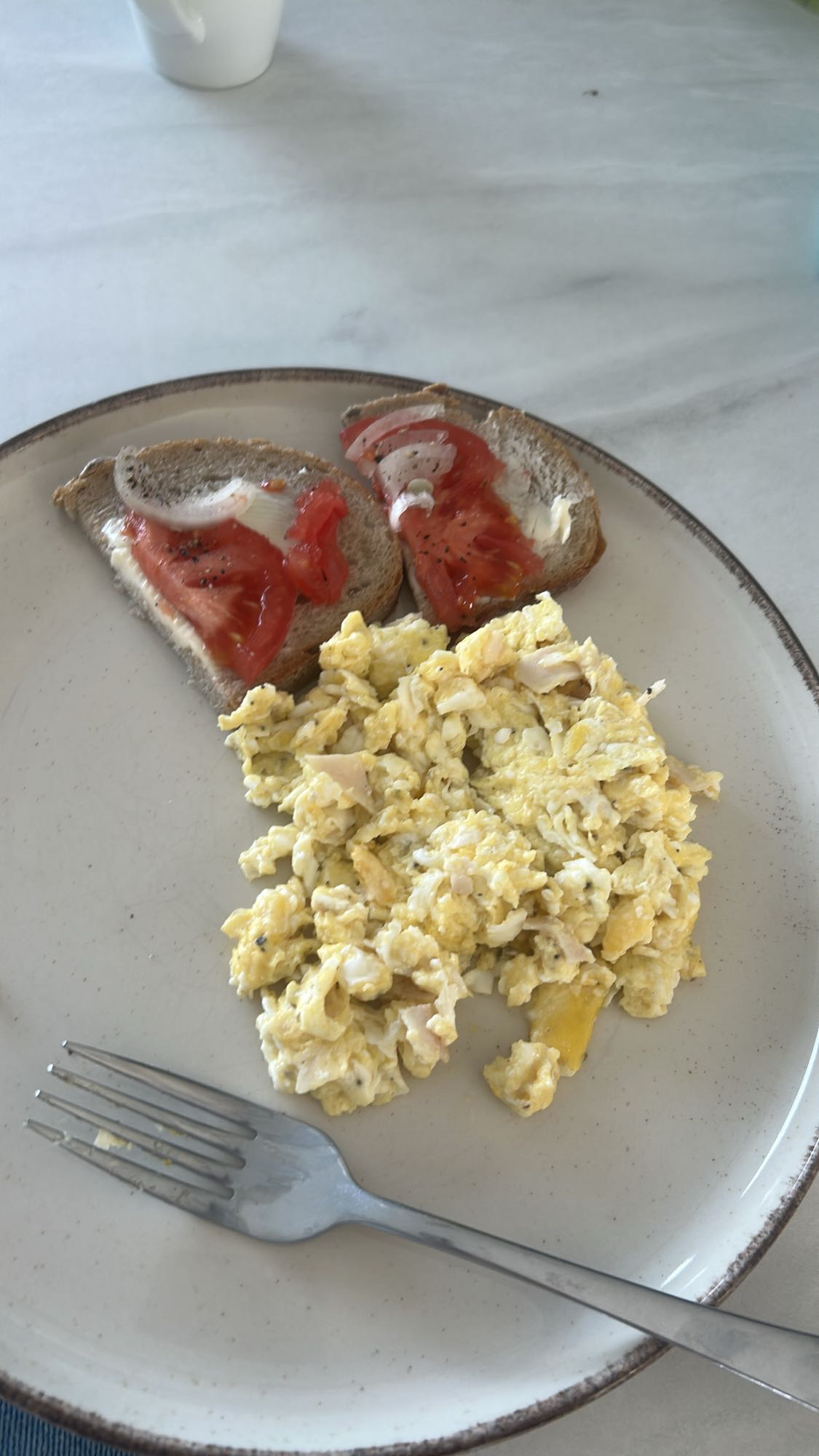 Jajecznica z chlebem i pomidorem