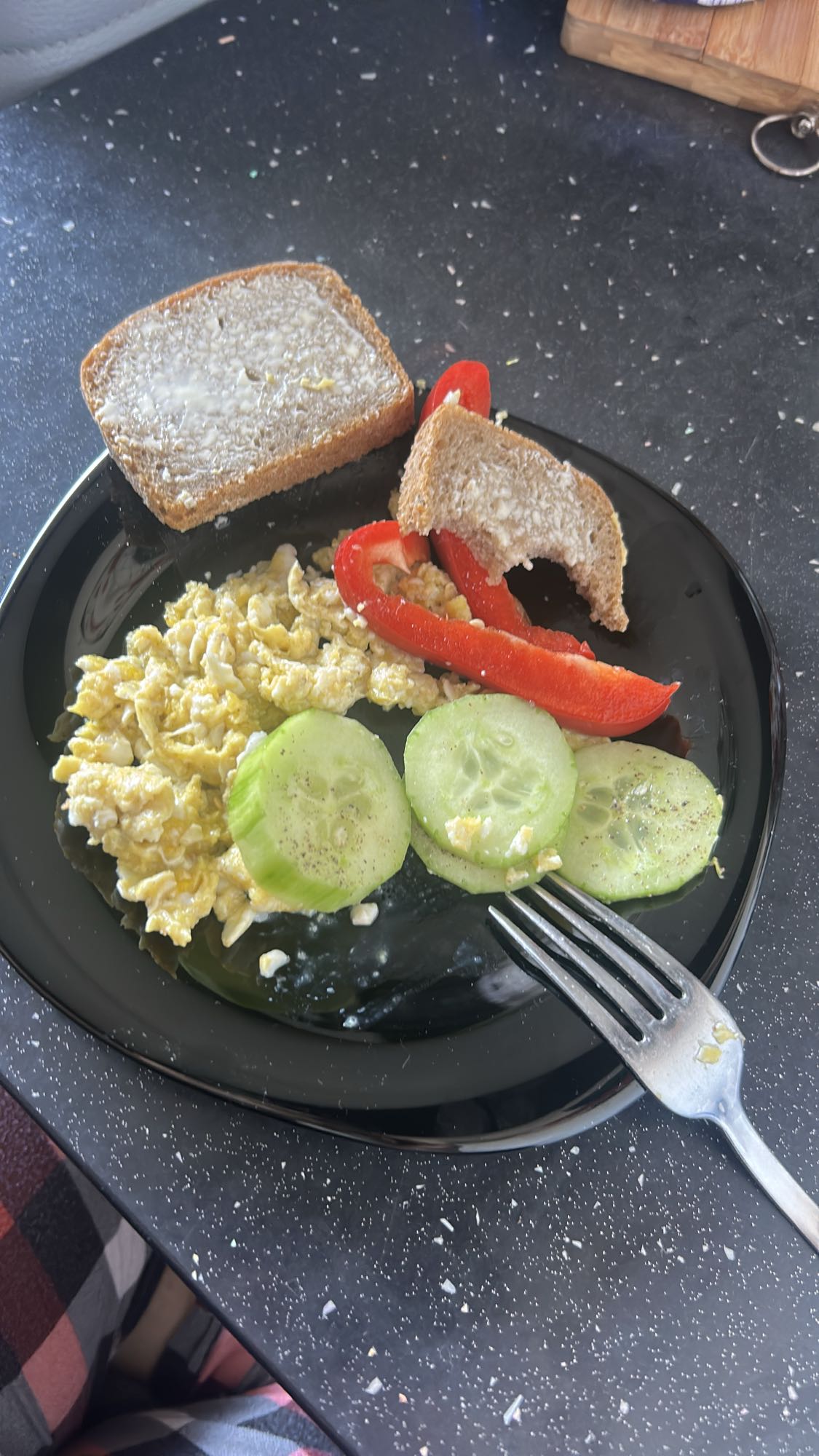 Jajecznica z warzywami i chlebem