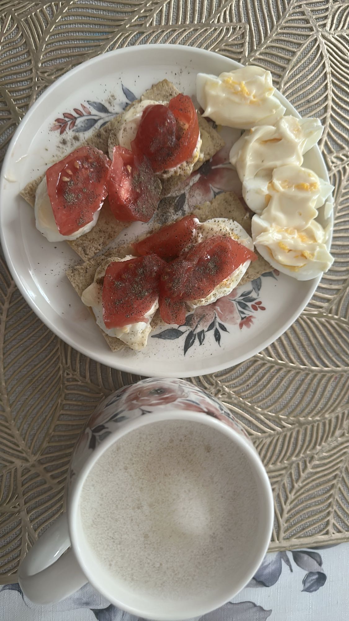 Jajka, chrupkie pieczywo, pomidor