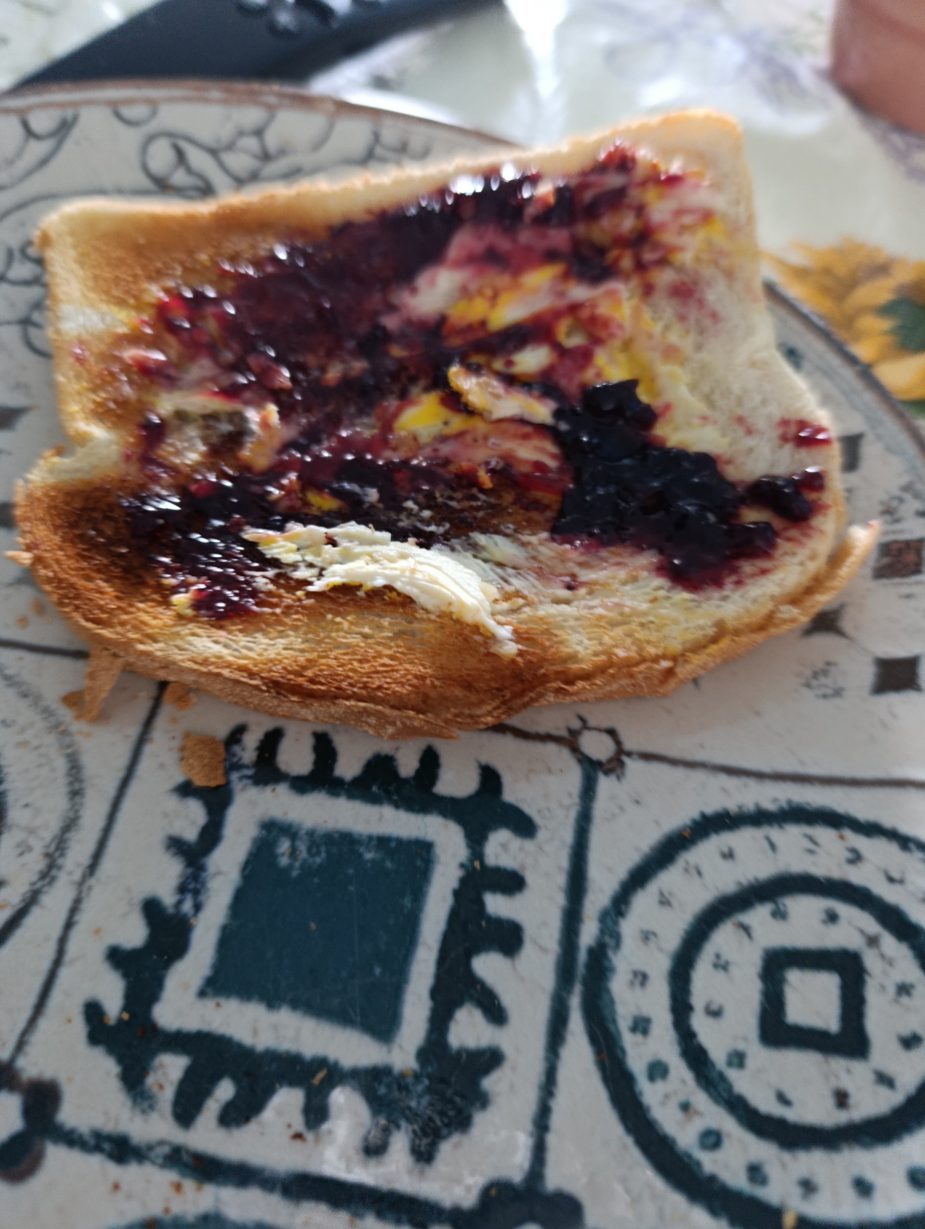 Tostada con mermelada y mantequilla
