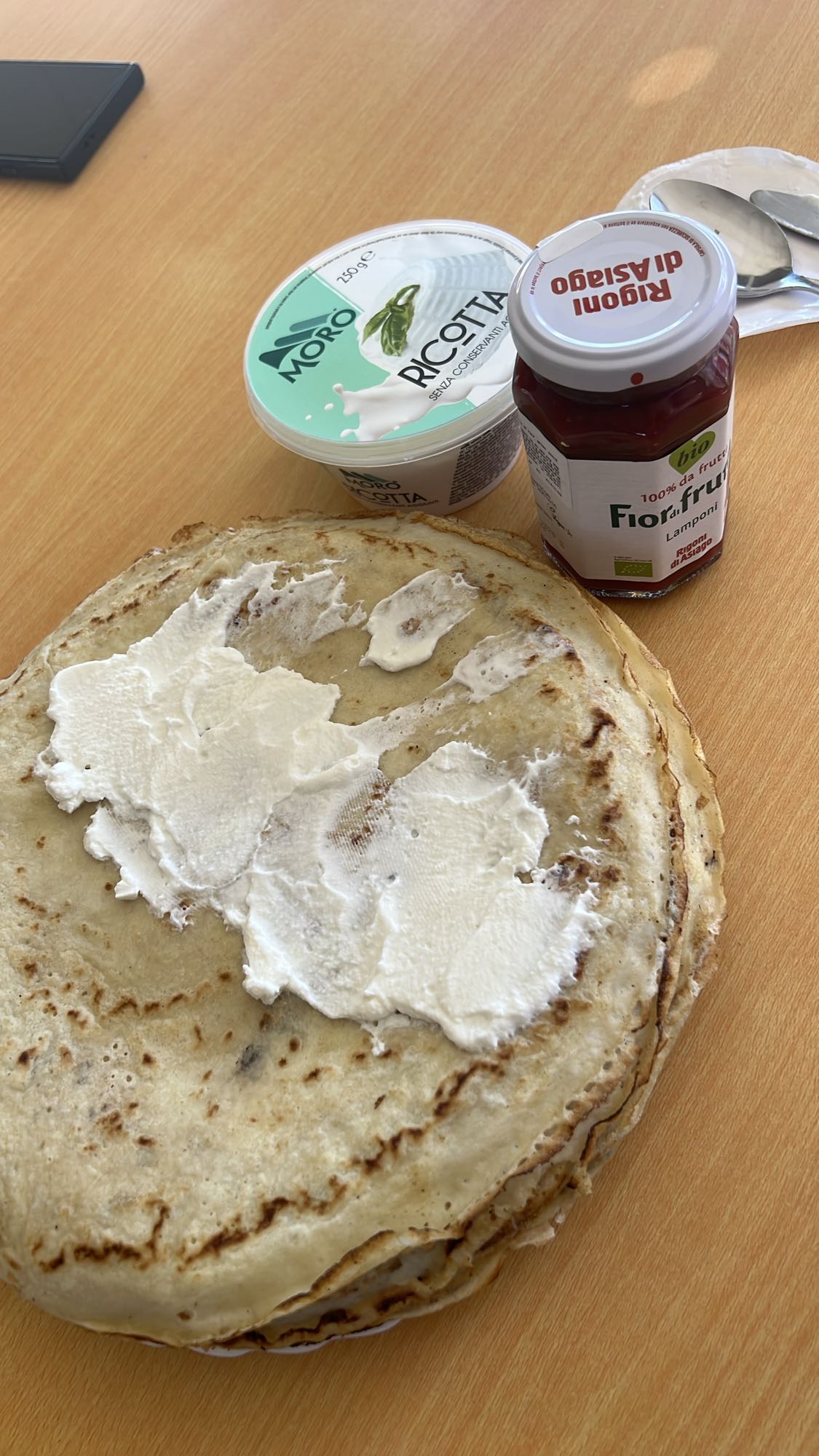 Clătite cu ricotta și gem