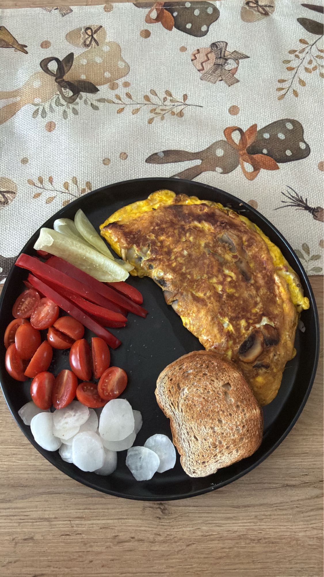 Omlet cu legume și pâine