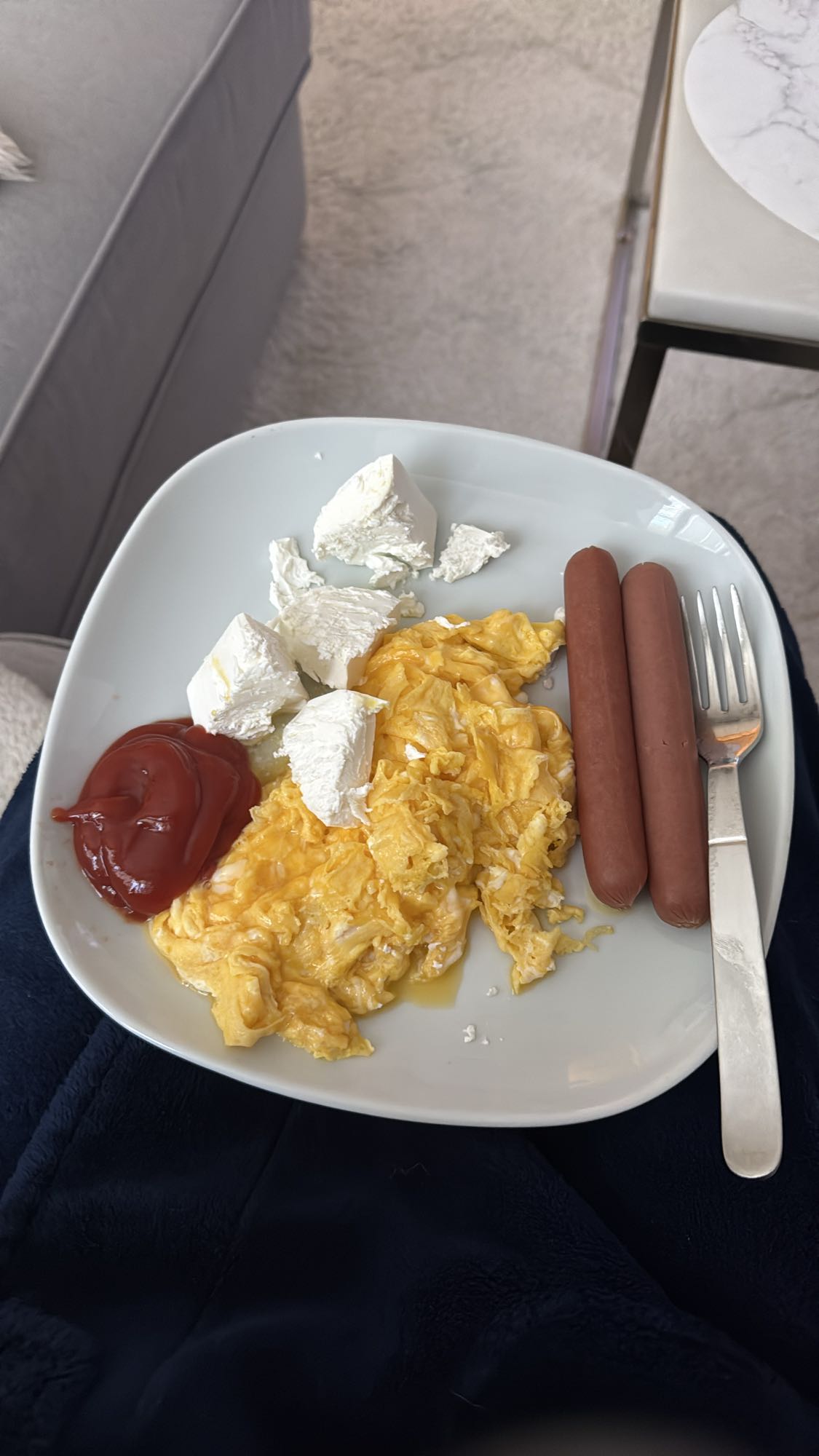 Frukosttallrik med ägg och korv