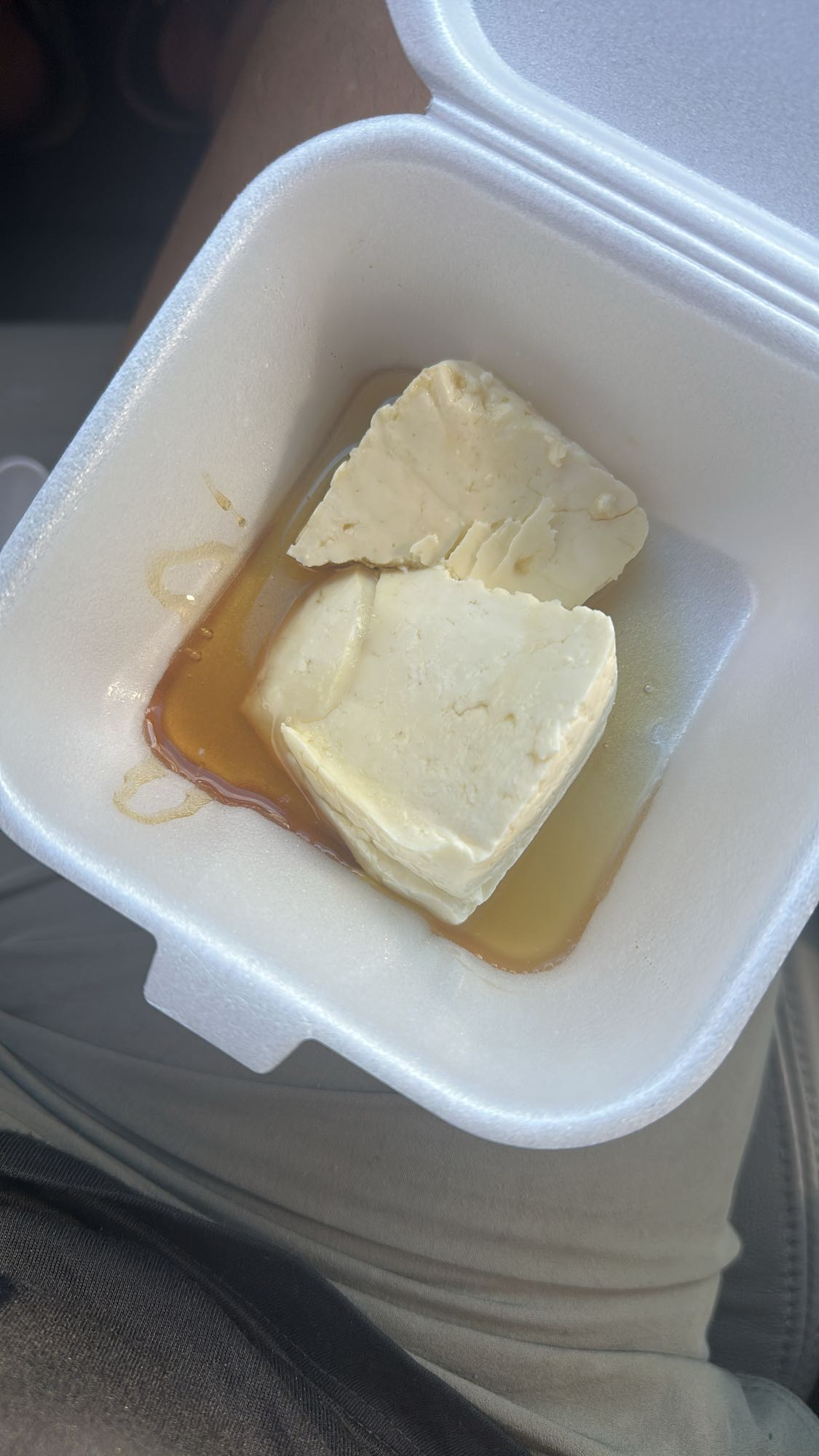 Queijo com calda doce