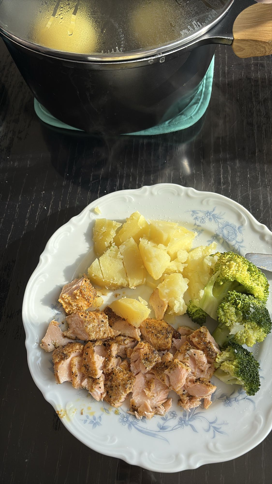 Lax med potatis och broccoli