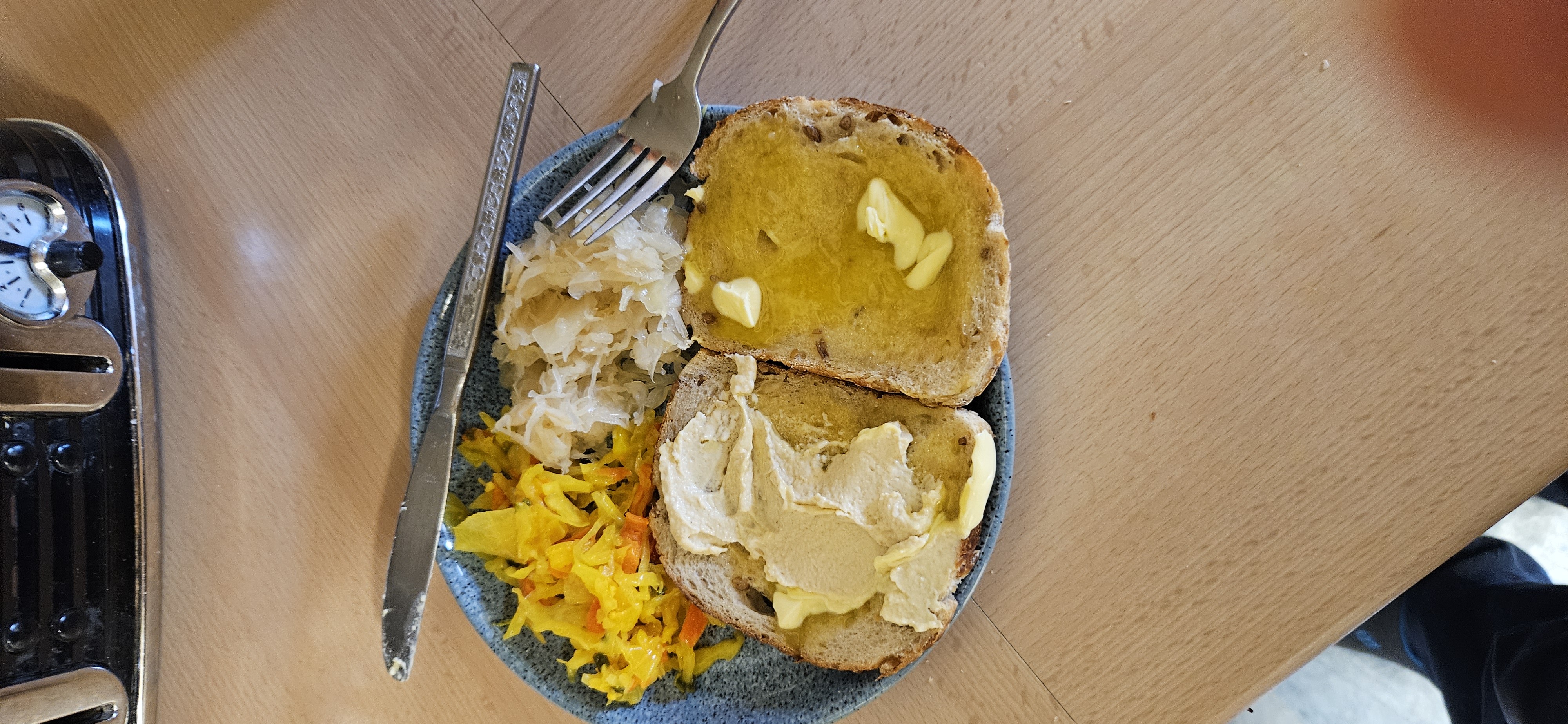 Bread with spreads & kraut