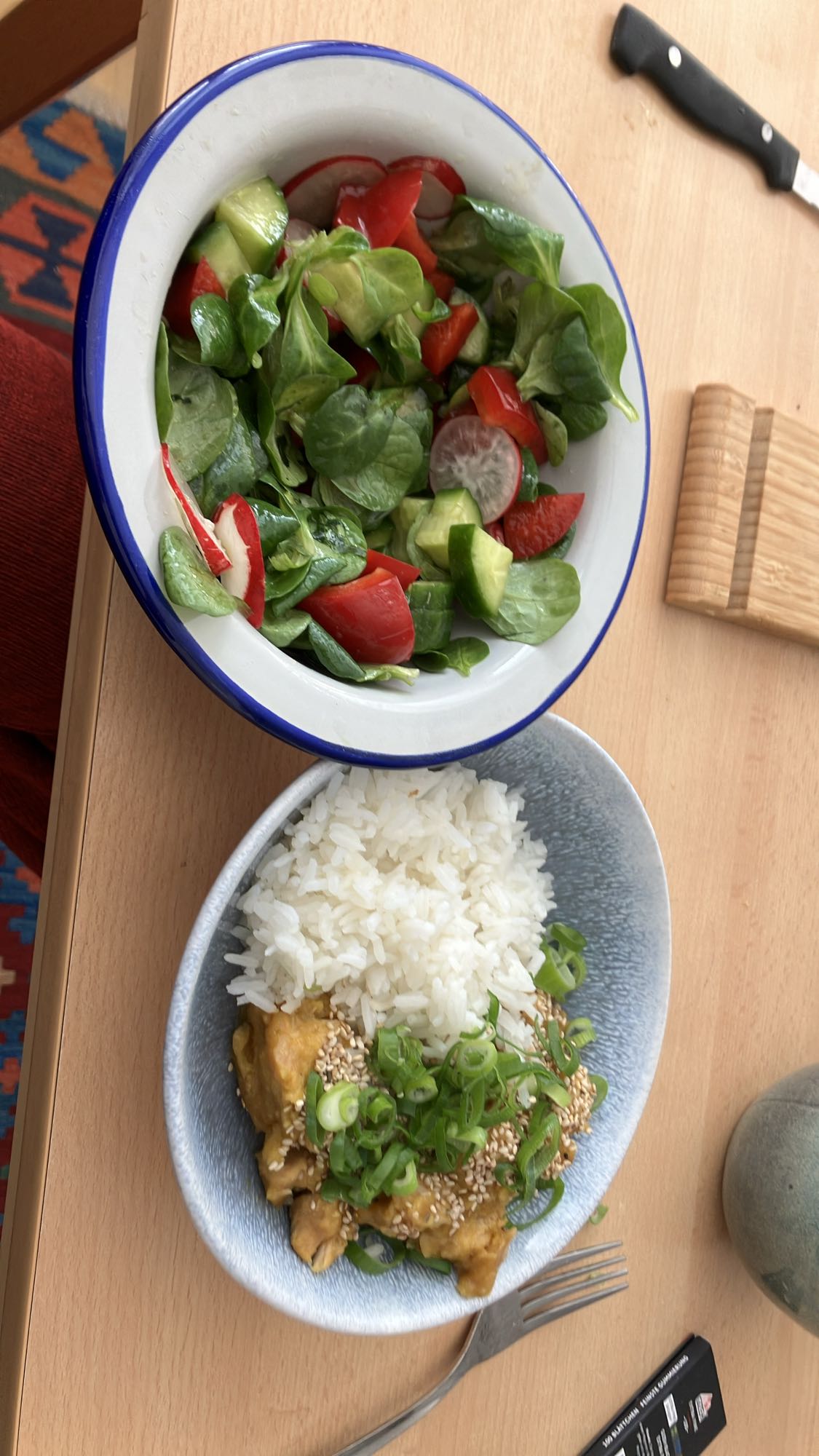 Frango com arroz e salada