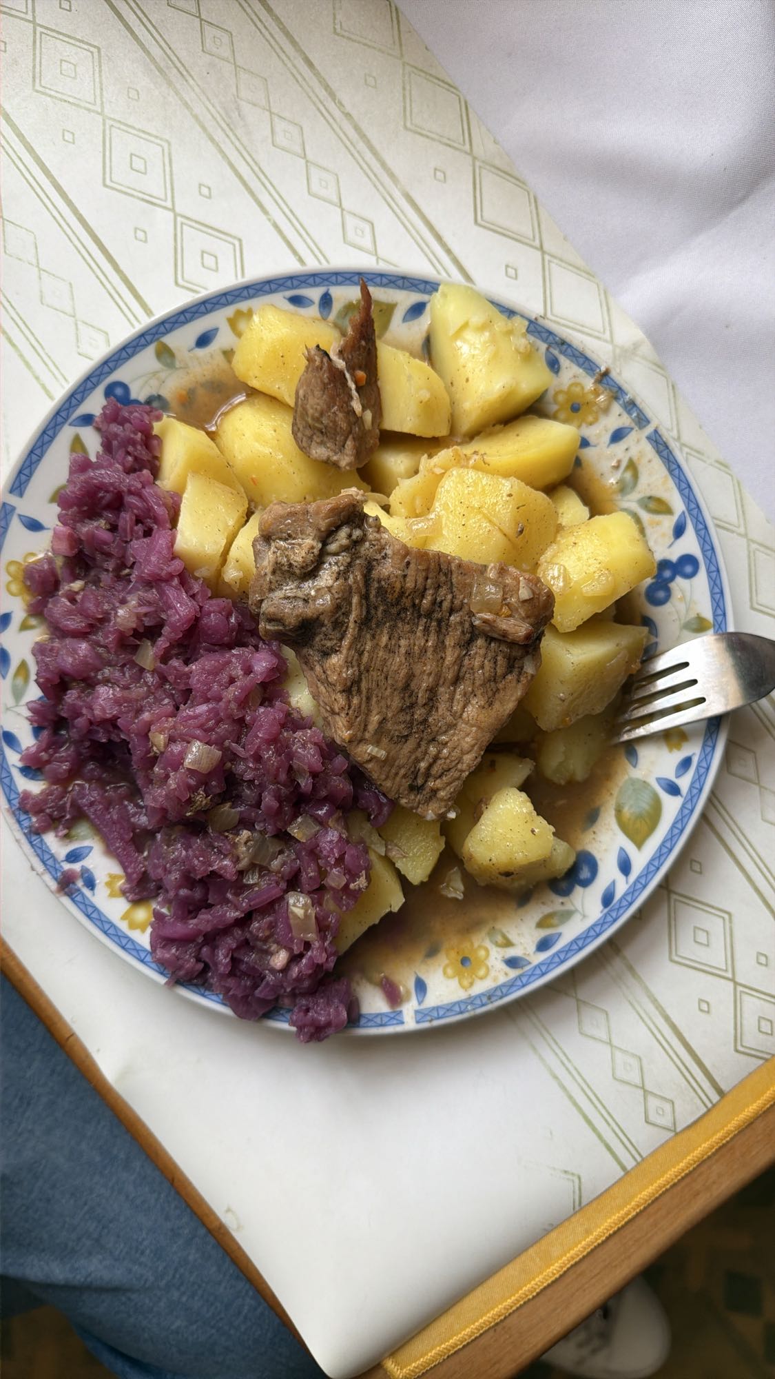 wołowina z ziemniakami i czerwoną kapustą