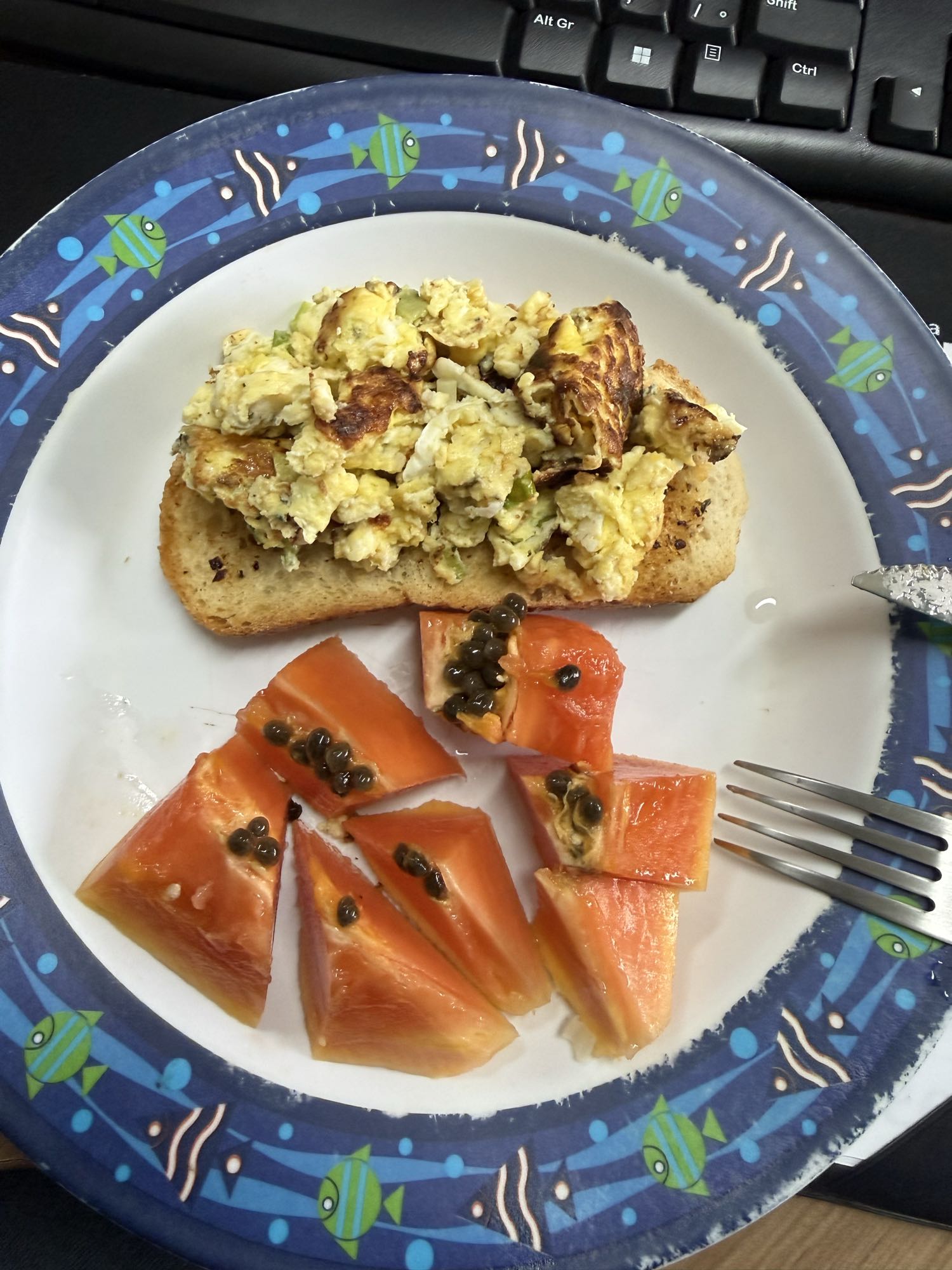 Ovos mexidos com torrada e mamão