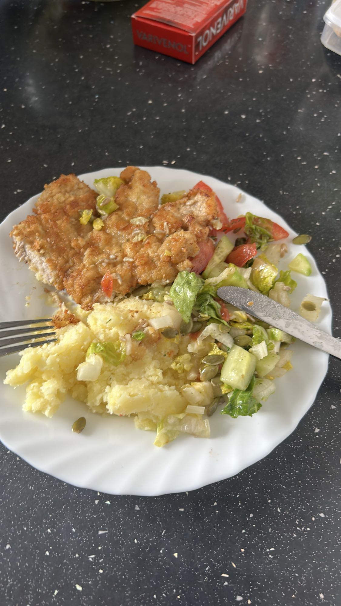 Kotlet schabowy z ziemniakami i sałatką