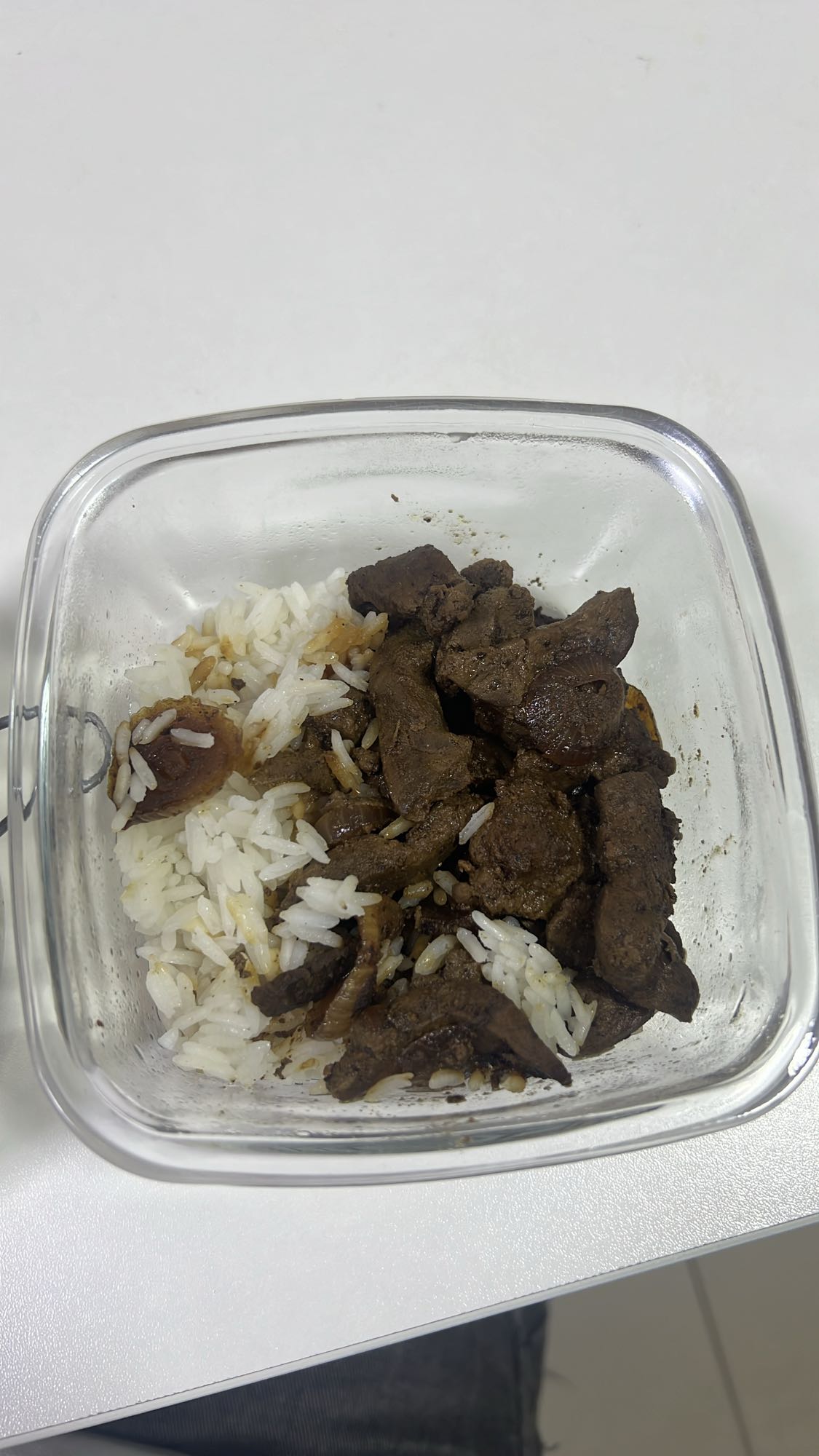 Arroz com fígado acebolado
