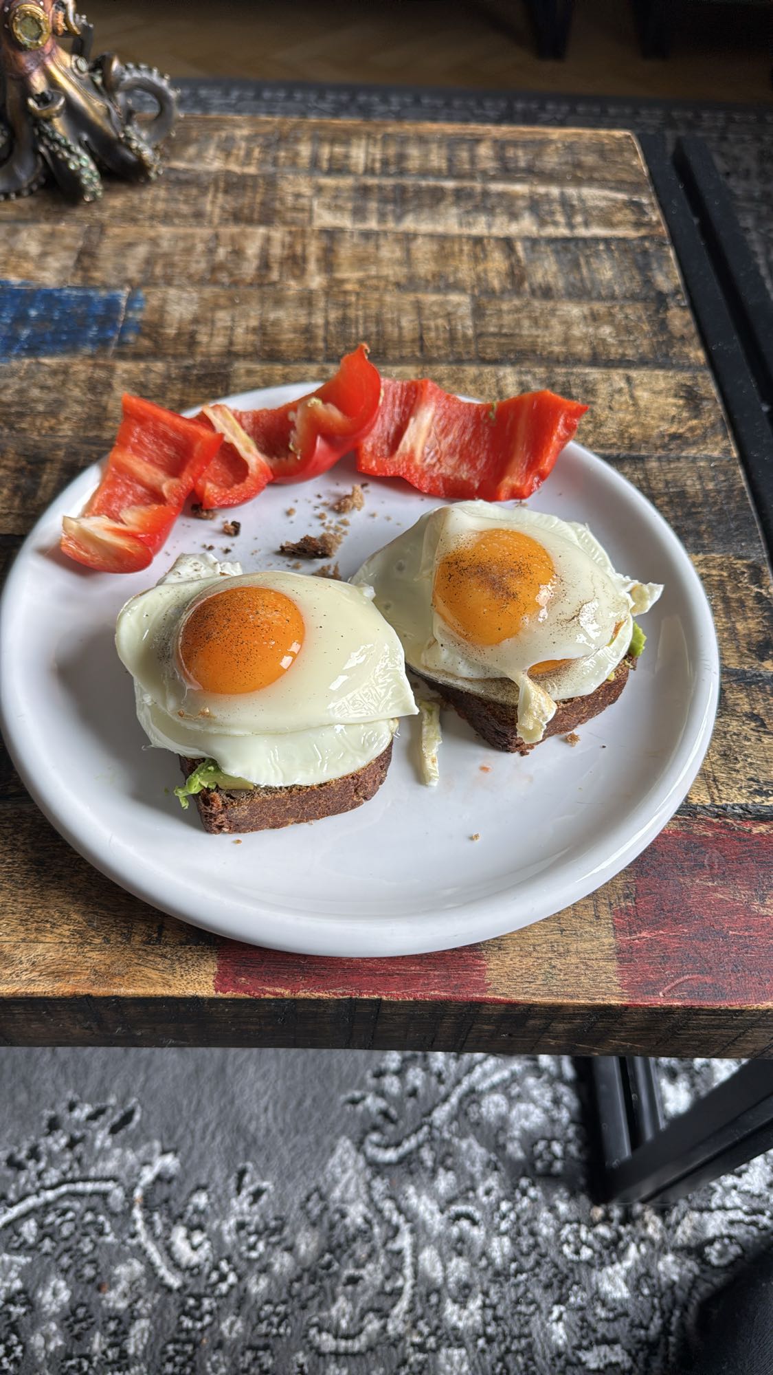 Spiegelei auf Brot mit Paprika