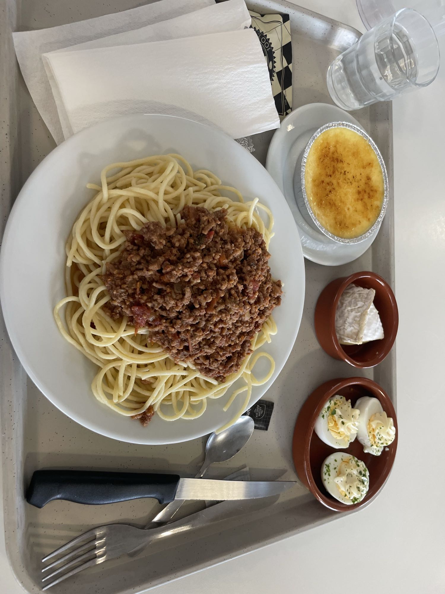 Spaghetti bolognaise, œufs mimosa