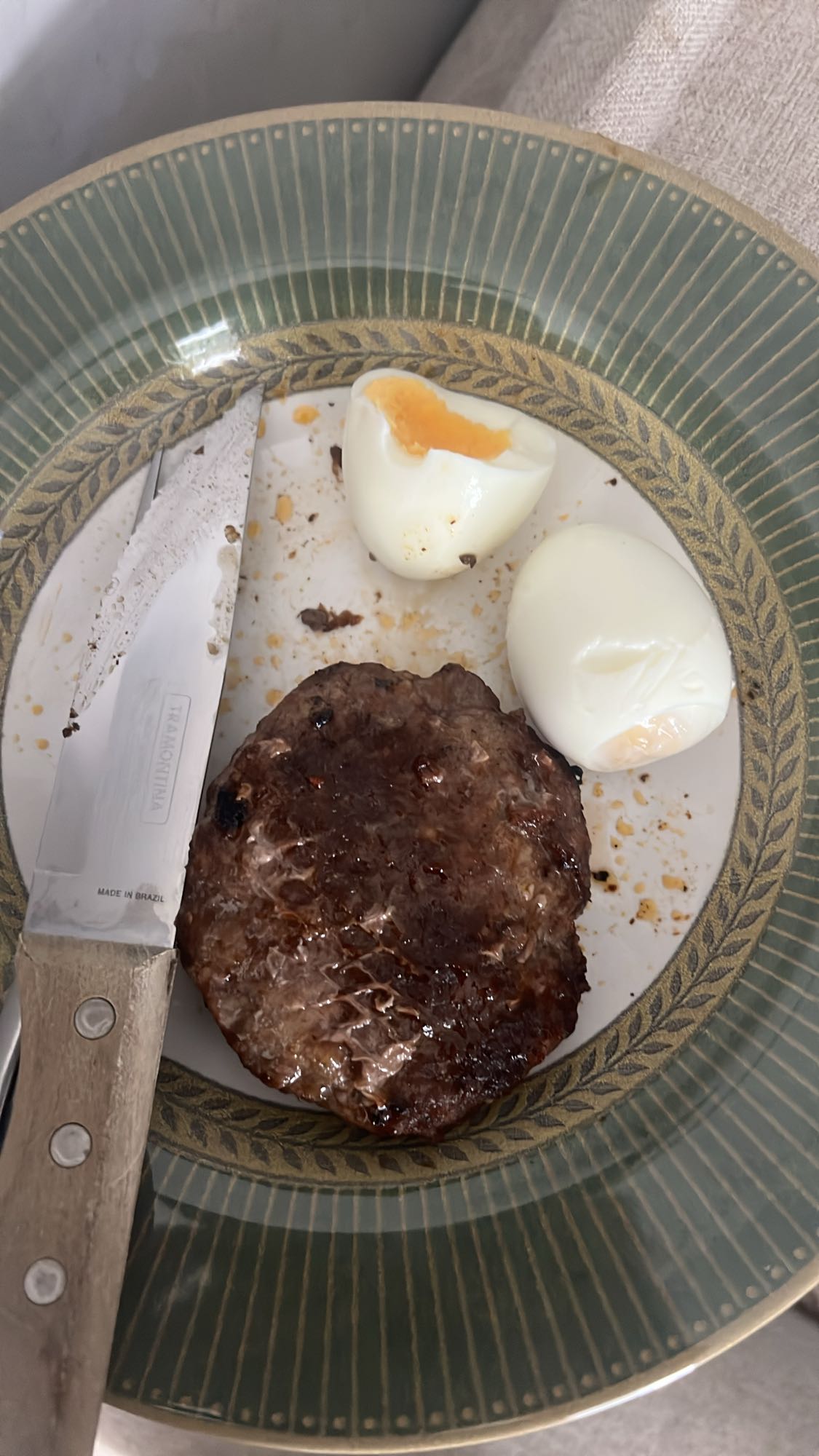 Hambúrguer com ovos cozidos