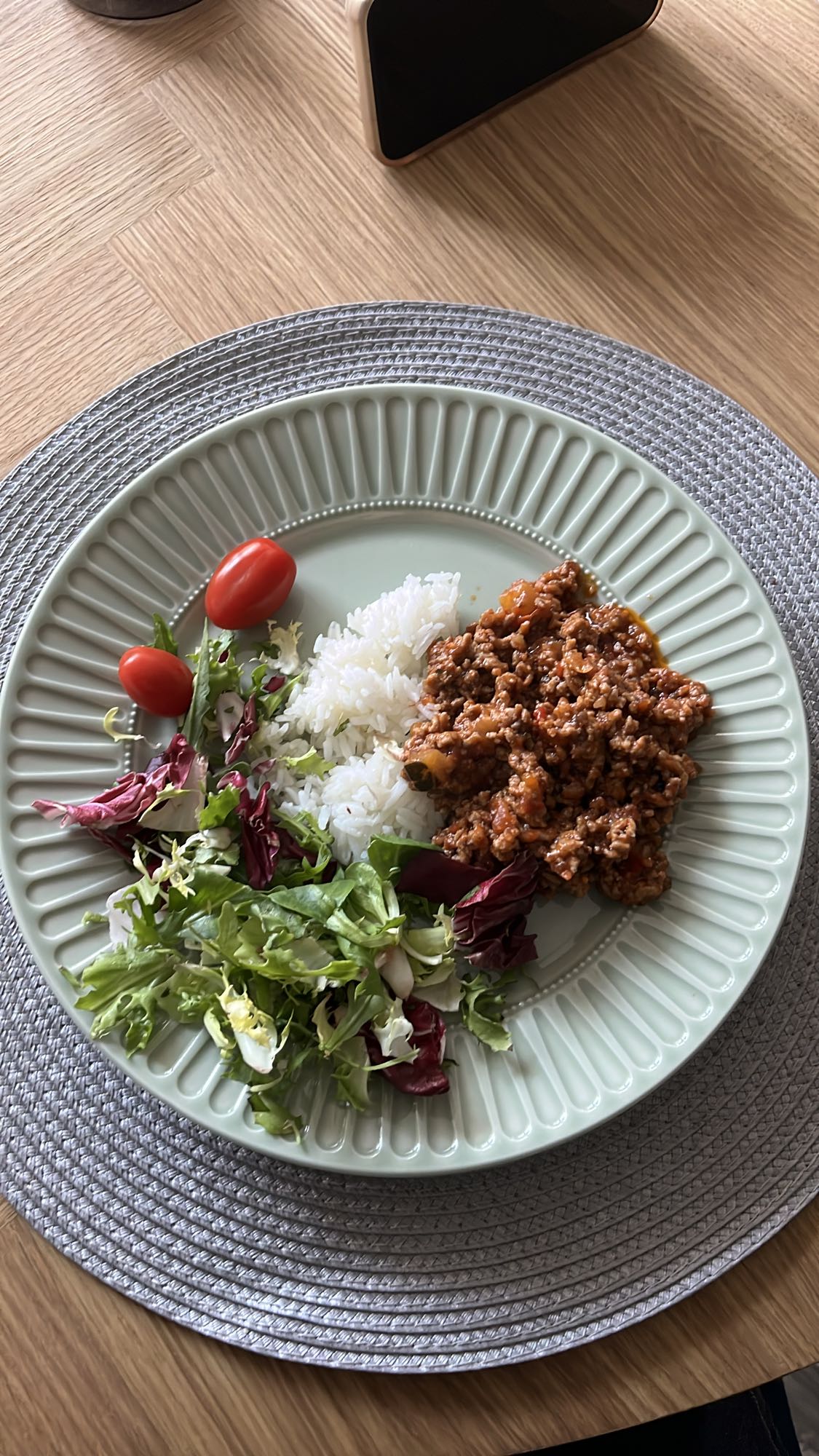 Ris med köttfärssås och sallad