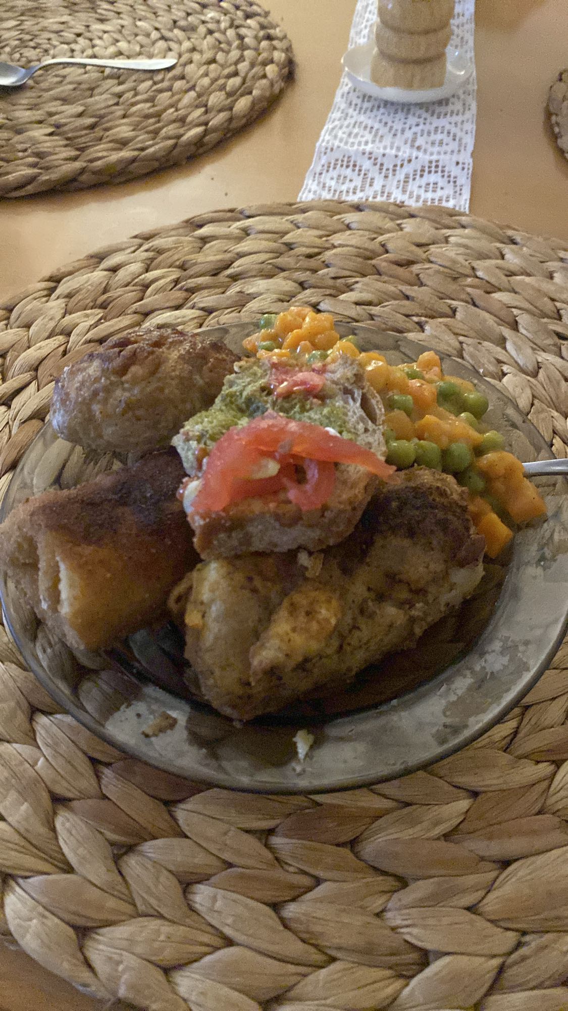 Kotlet, ziemniaki, warzywa