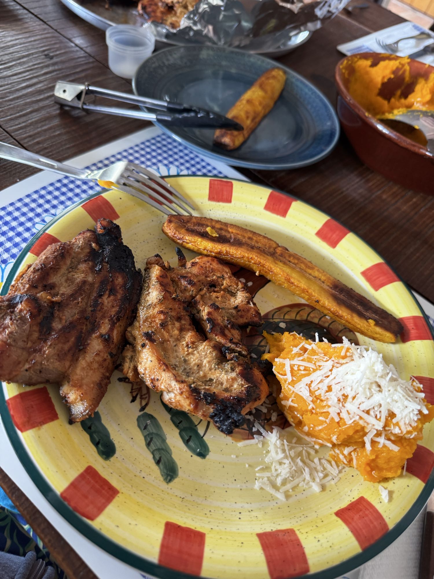 Pollo a la parrilla con plátano y puré