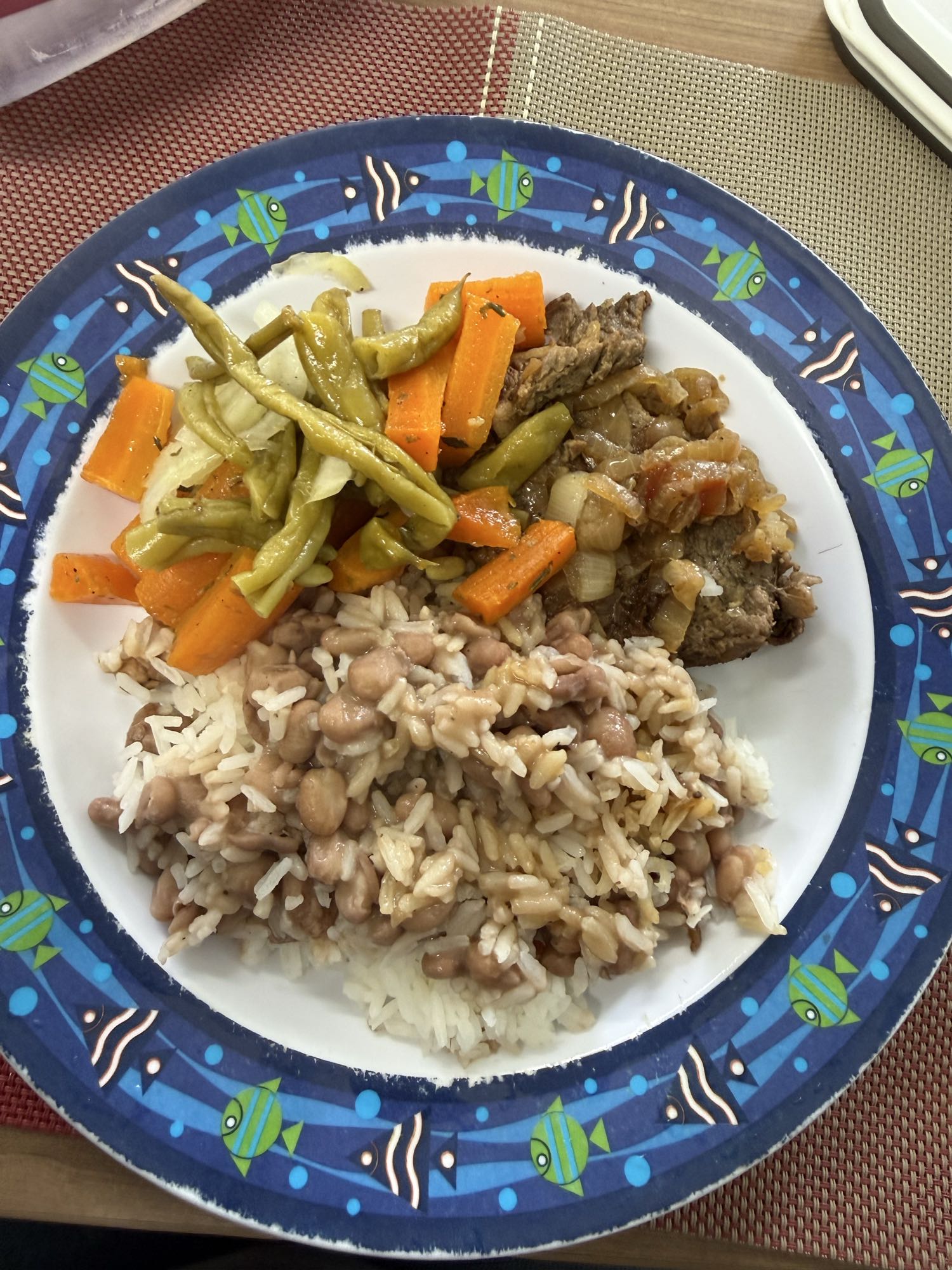 Arroz, feijão, carne e legumes