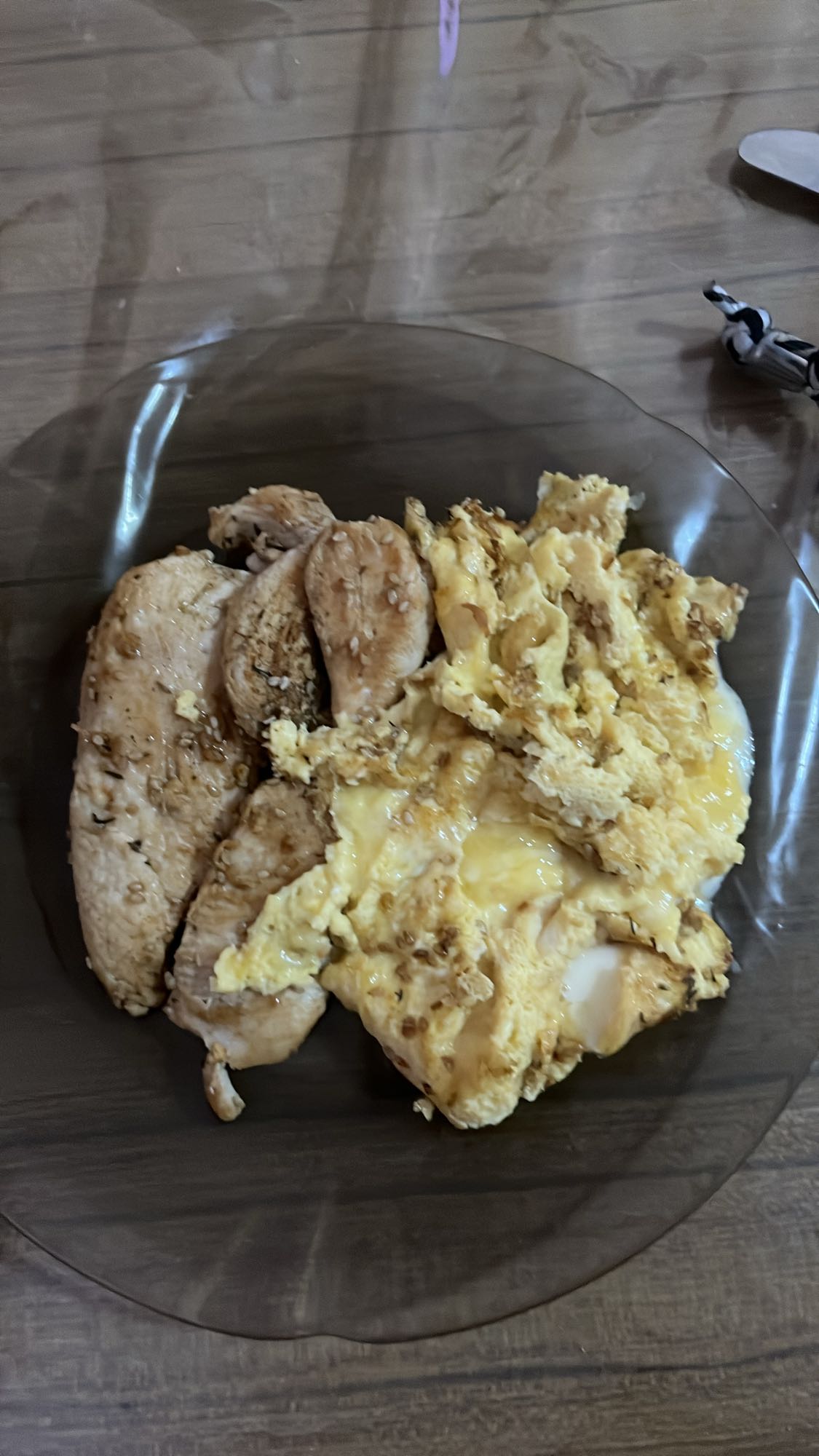 Pollo con huevos revueltos