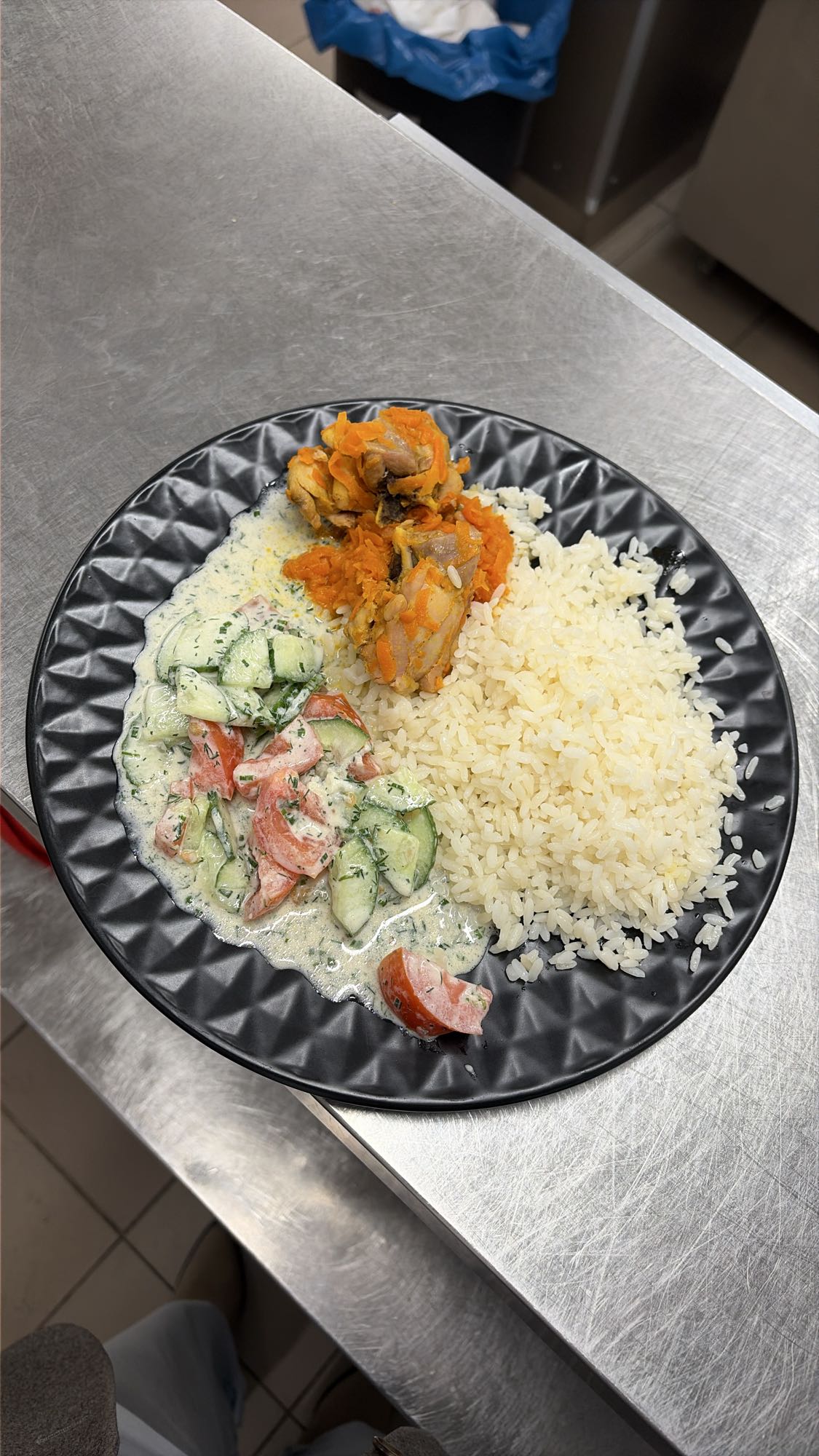 Курица с рисом и салатом