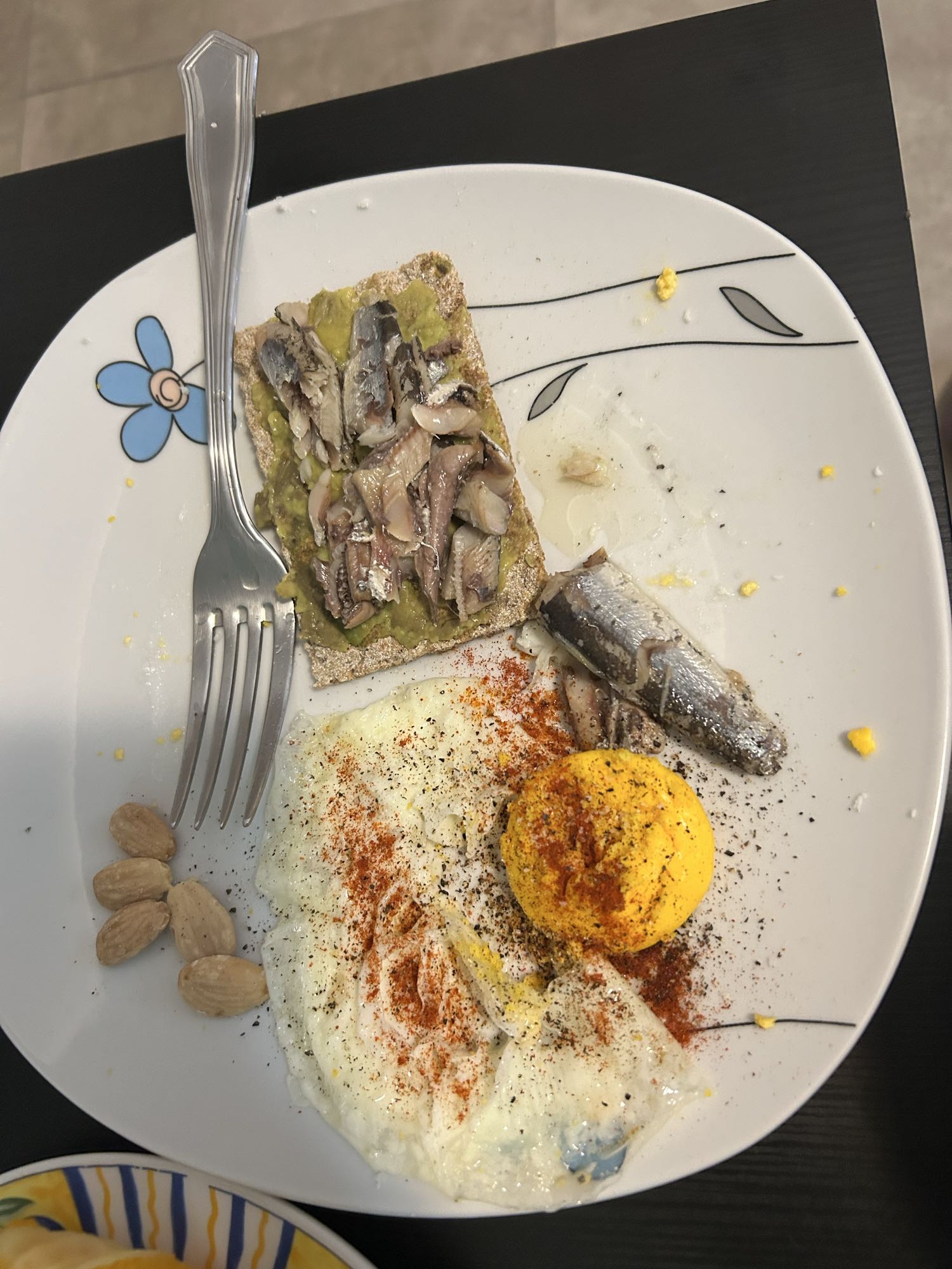 Desayuno con huevo y sardinas