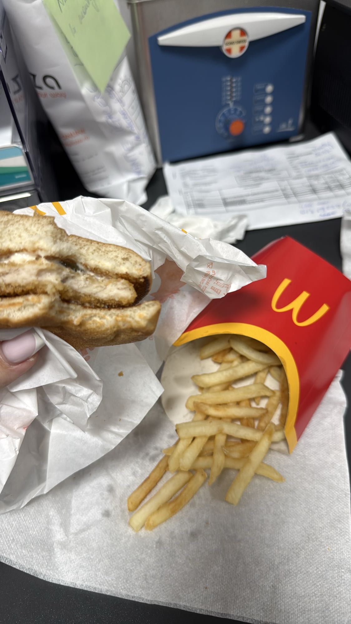 Sandviș pui și cartofi prăjiți