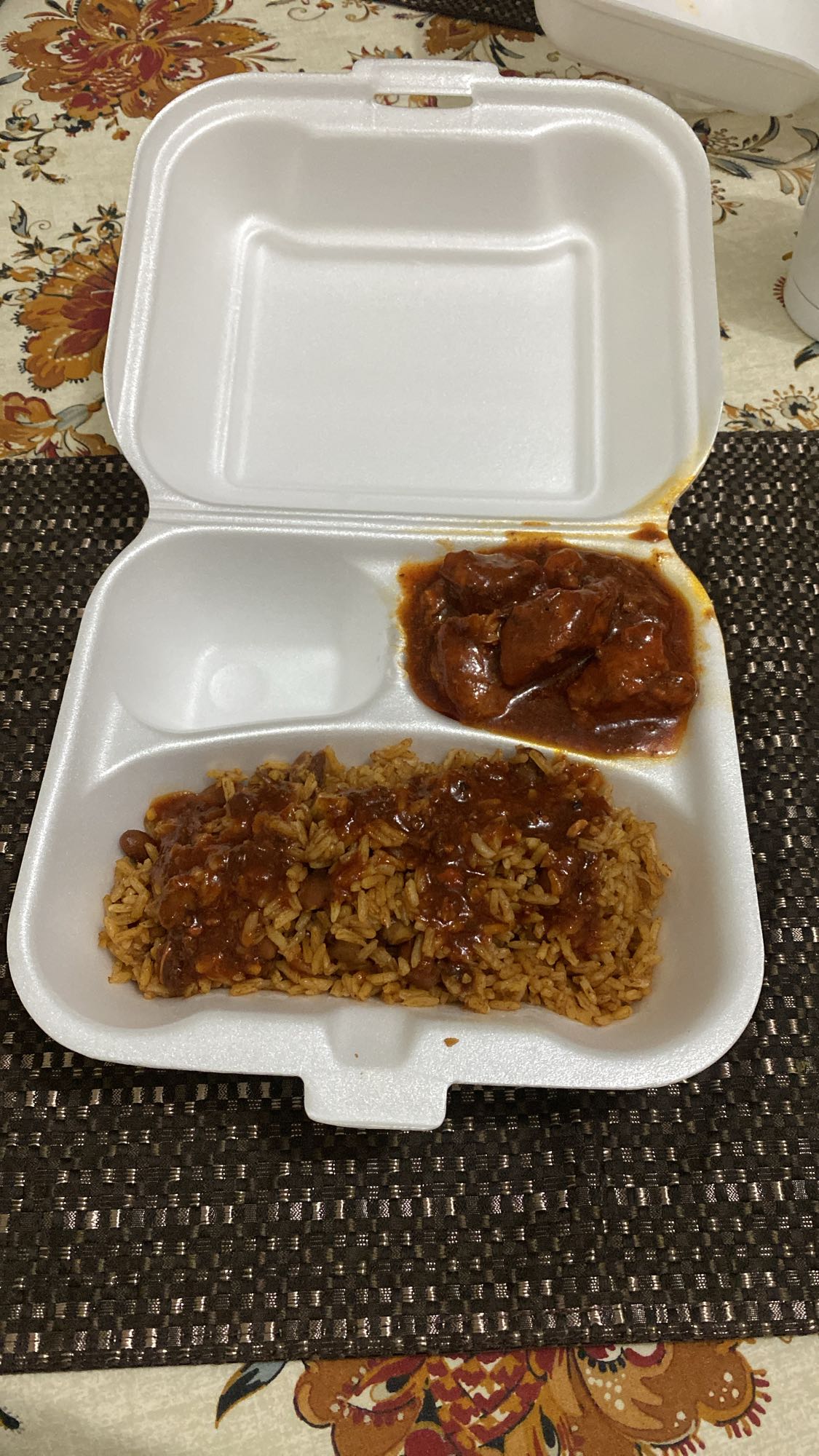 Arroz con frijoles y pollo guisado