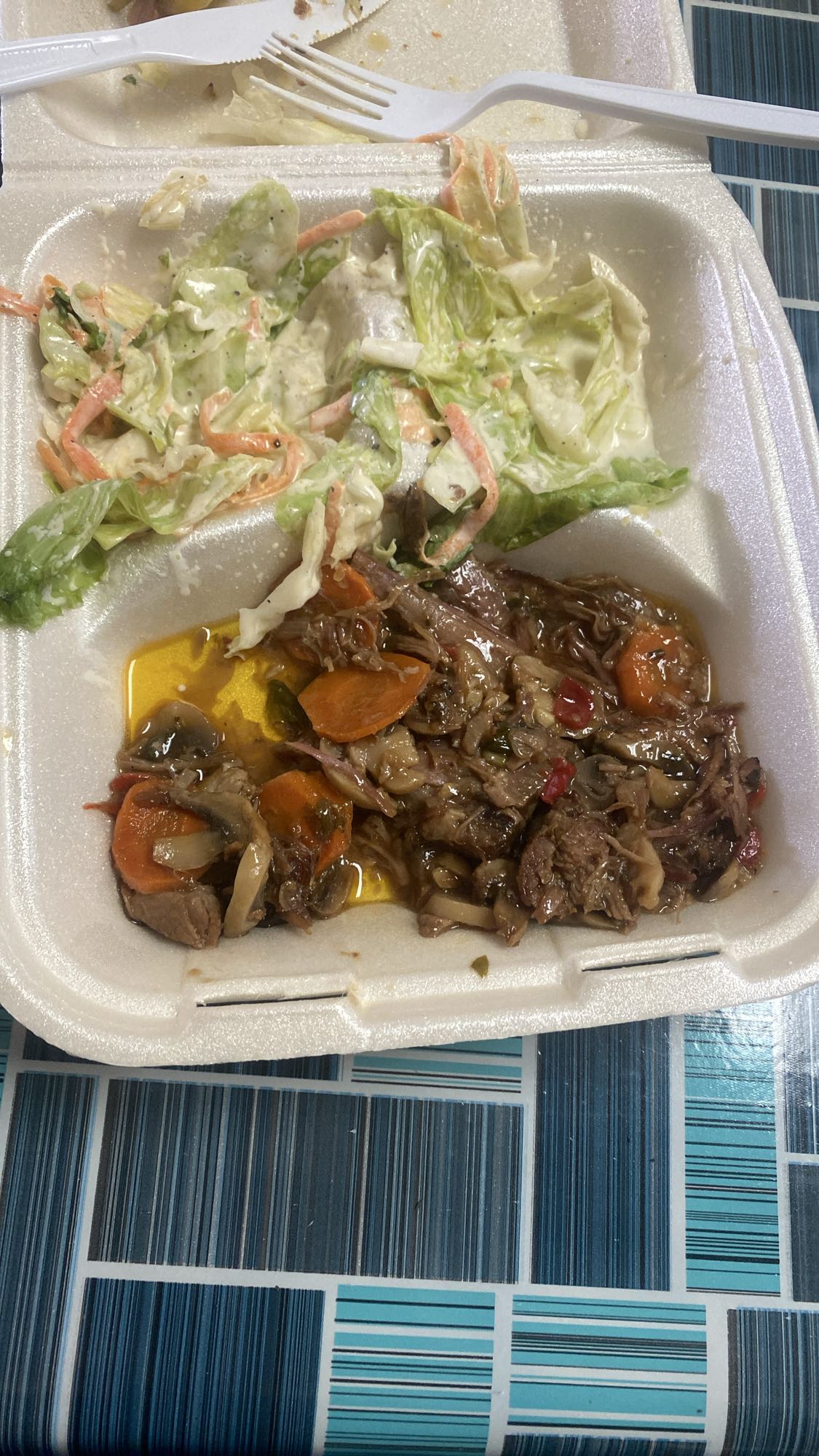 ensalada y carne guisada
