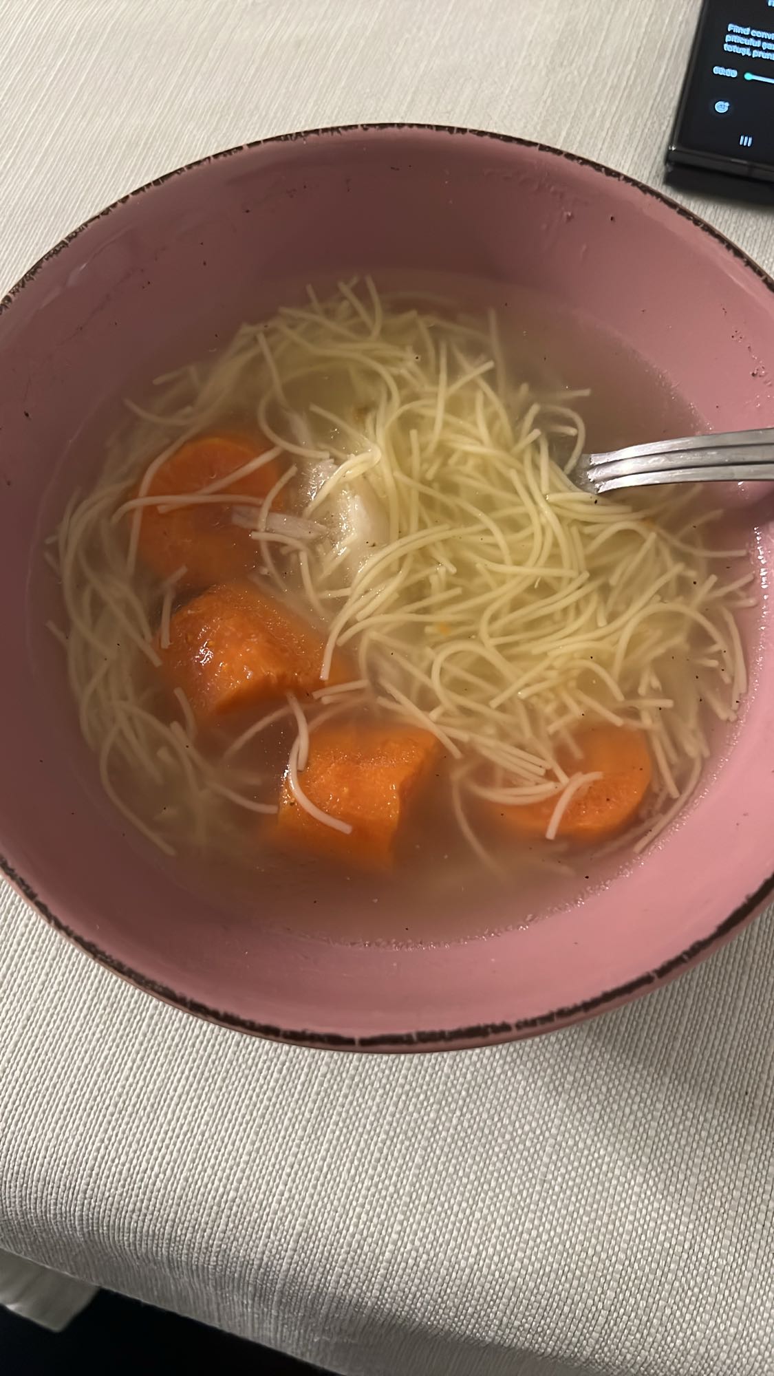 Supă cu tăiței și morcovi