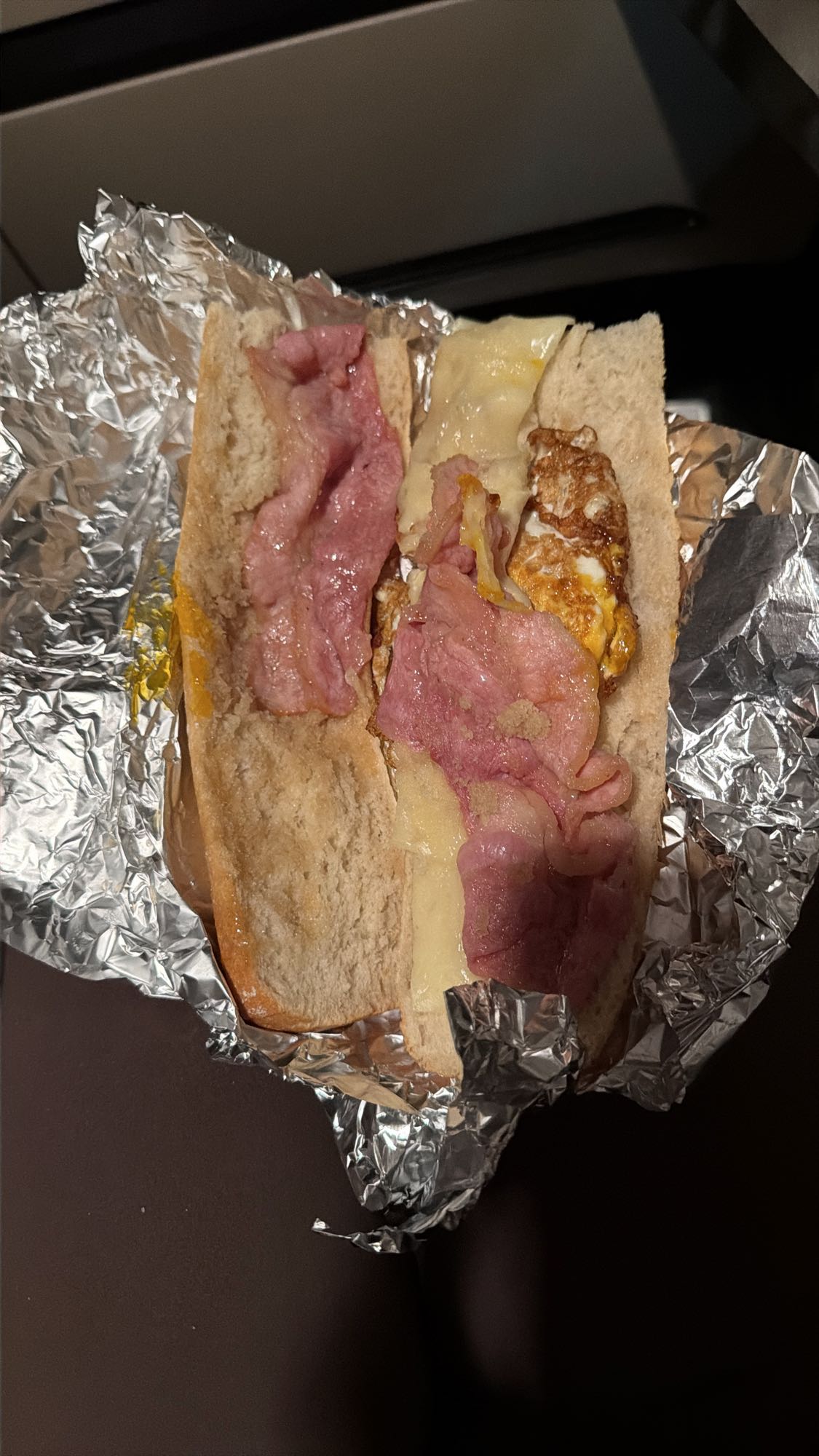 Sandviș cu bacon și ou