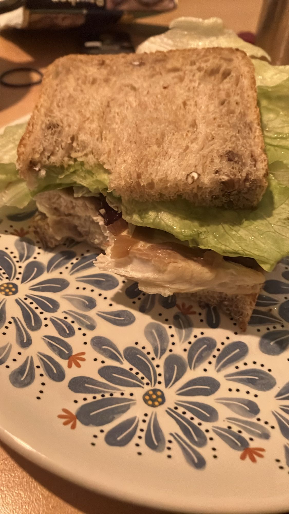 Sanduíche de frango e alface