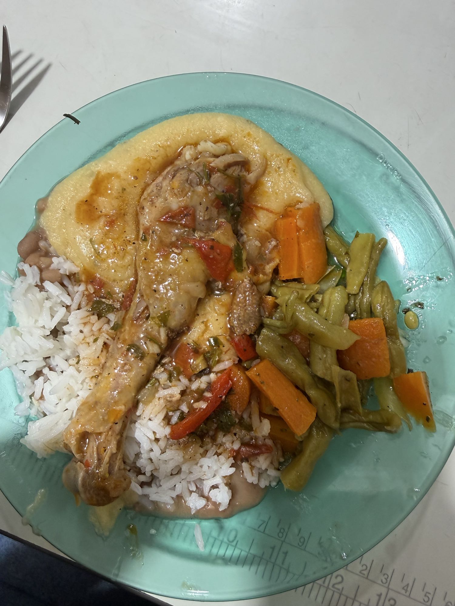 Frango com arroz, feijão e legumes