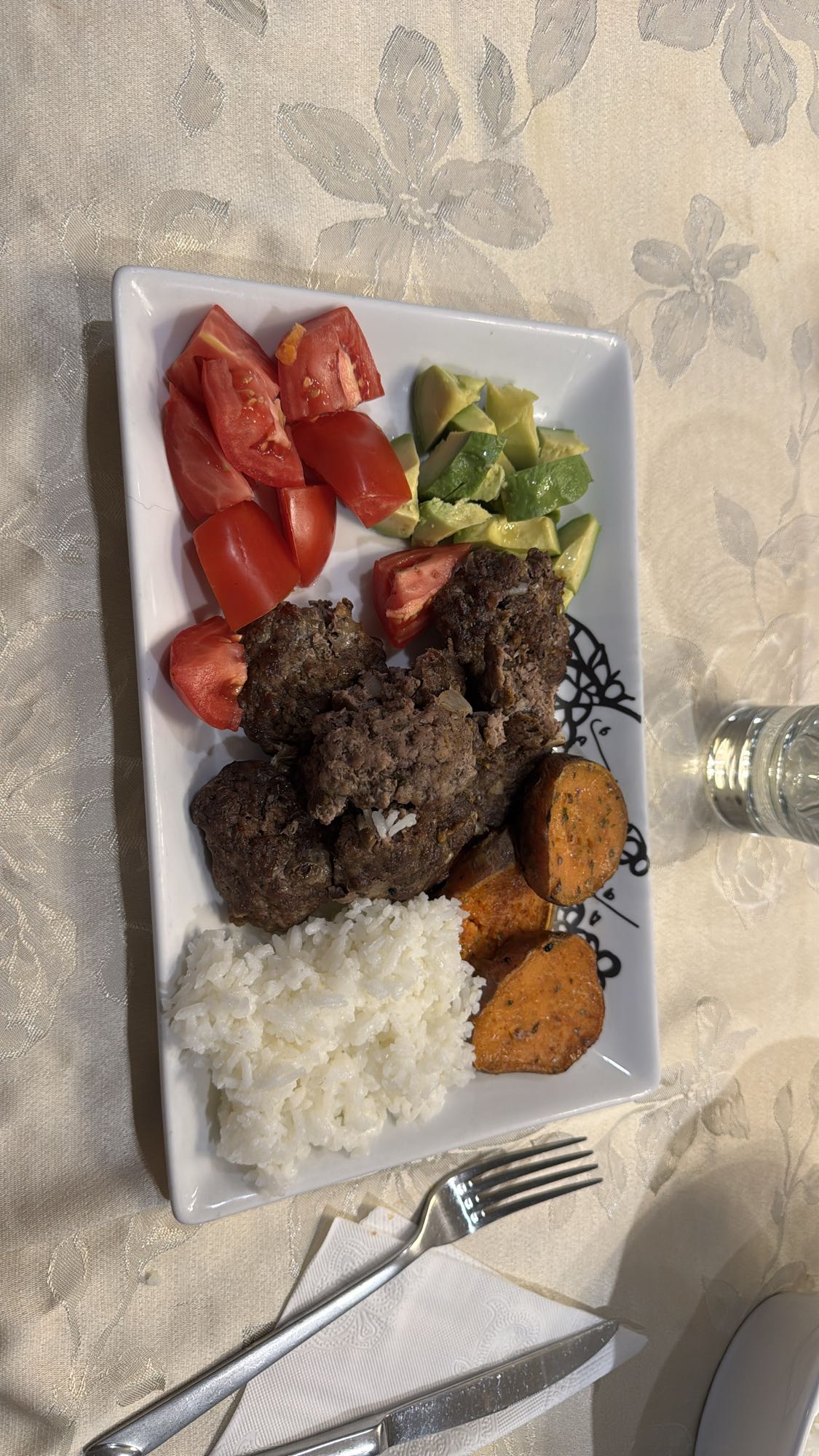 albóndigas con arroz y verduras