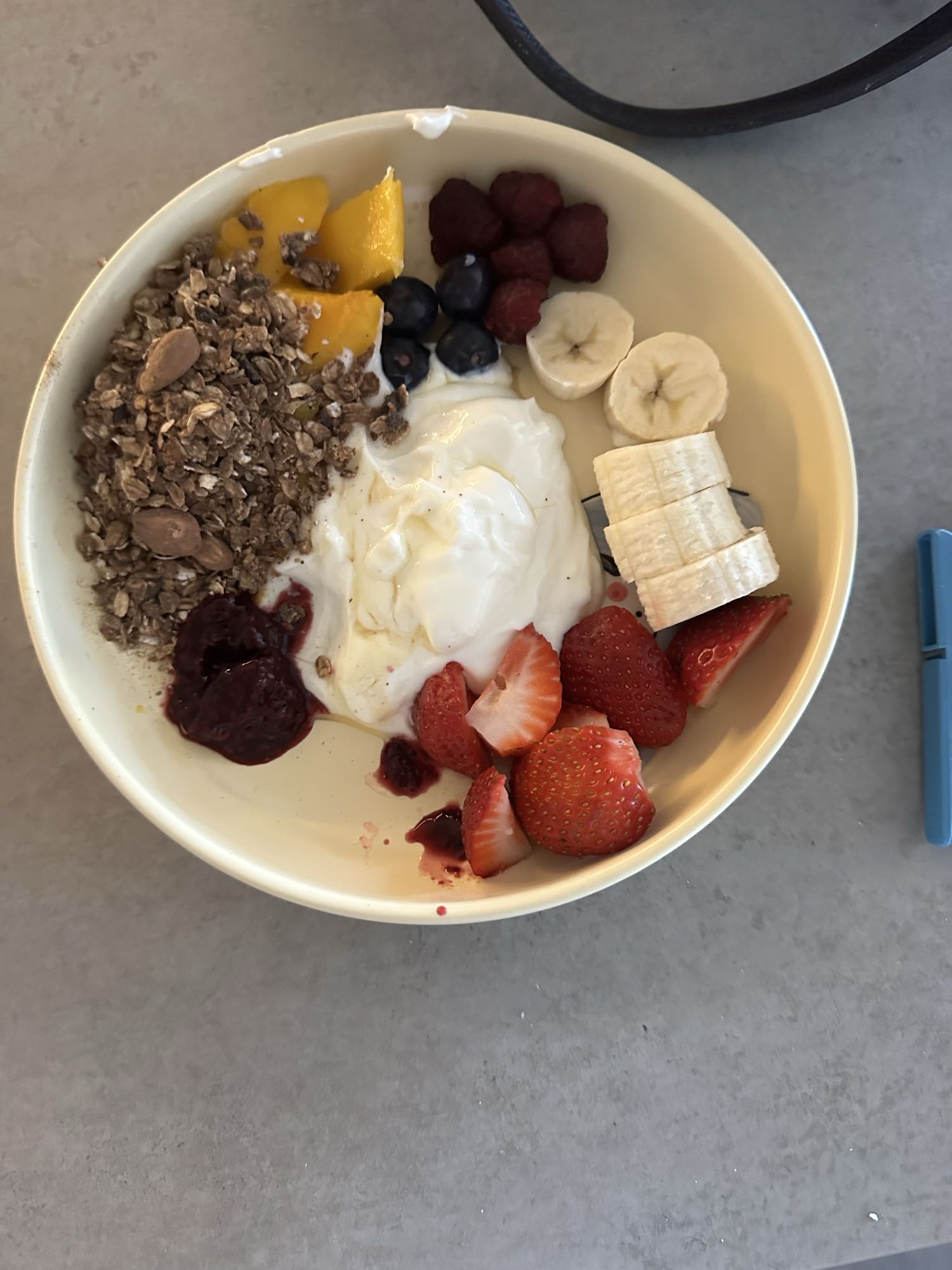 Bol de yogur con frutas