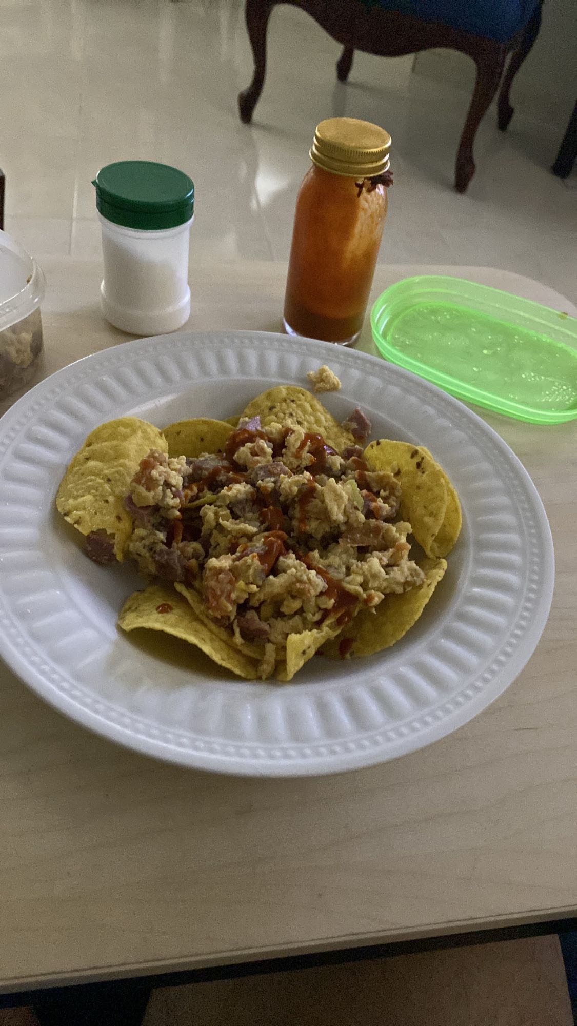 Totopos con huevo y salsa