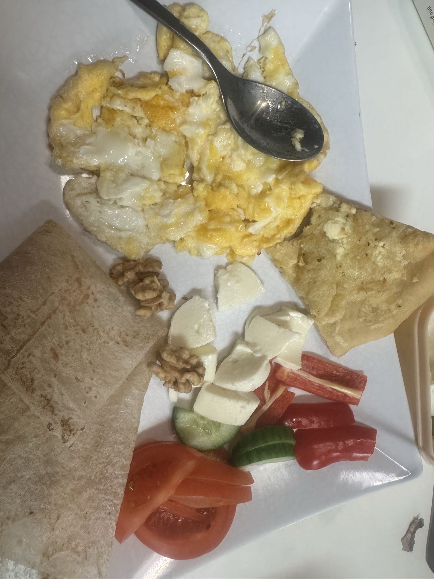 Frukosttallrik med ägg och grönsaker