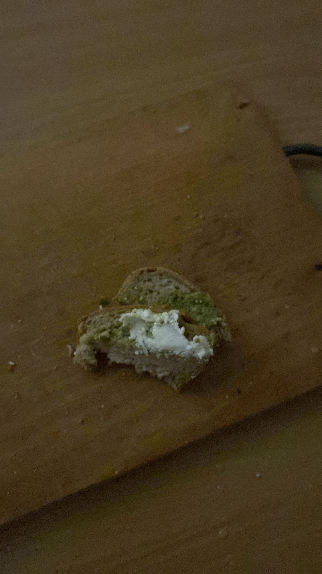 kanapka z serem i pesto