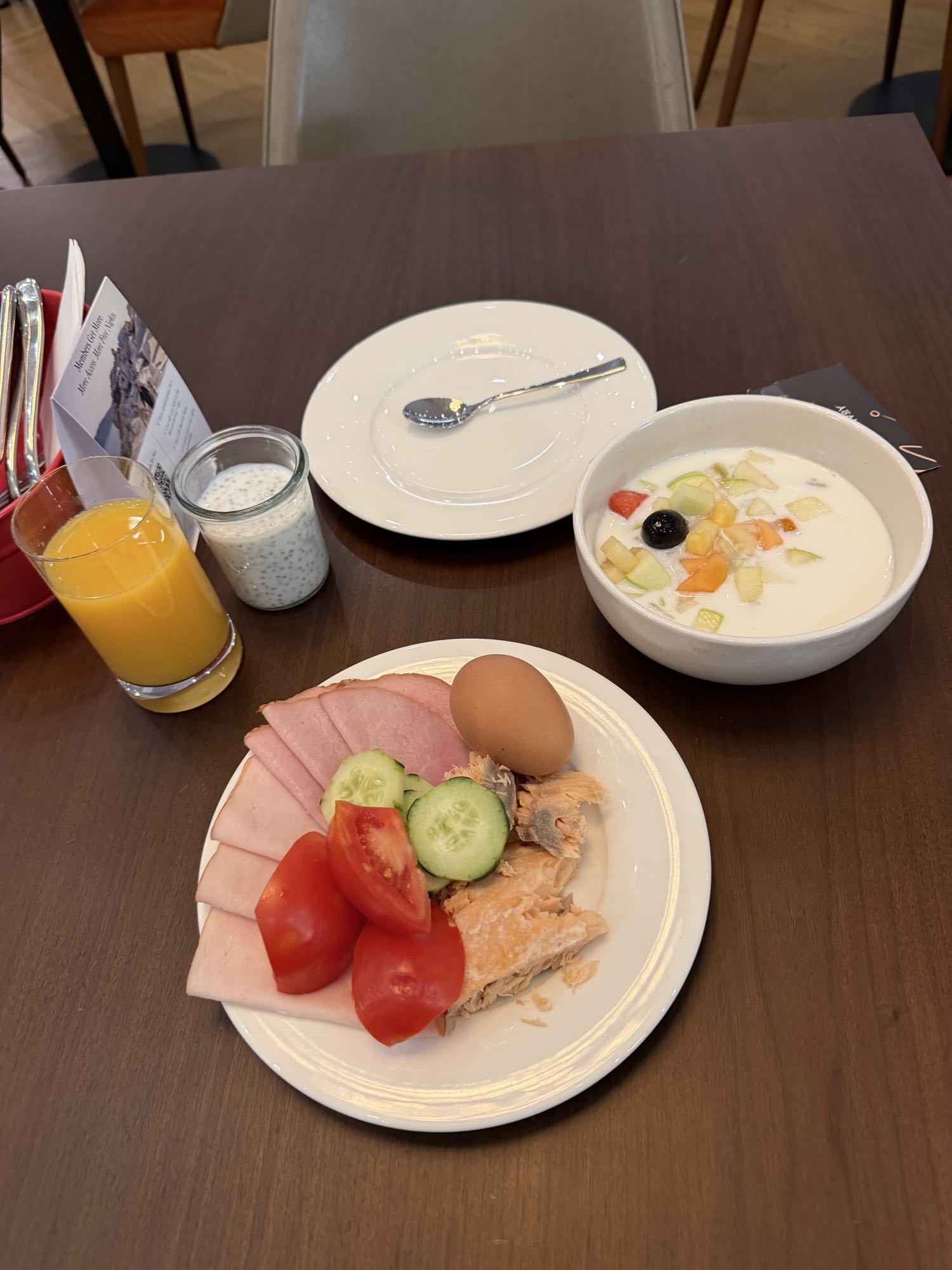 Kahvaltı tabağı ve yoğurt