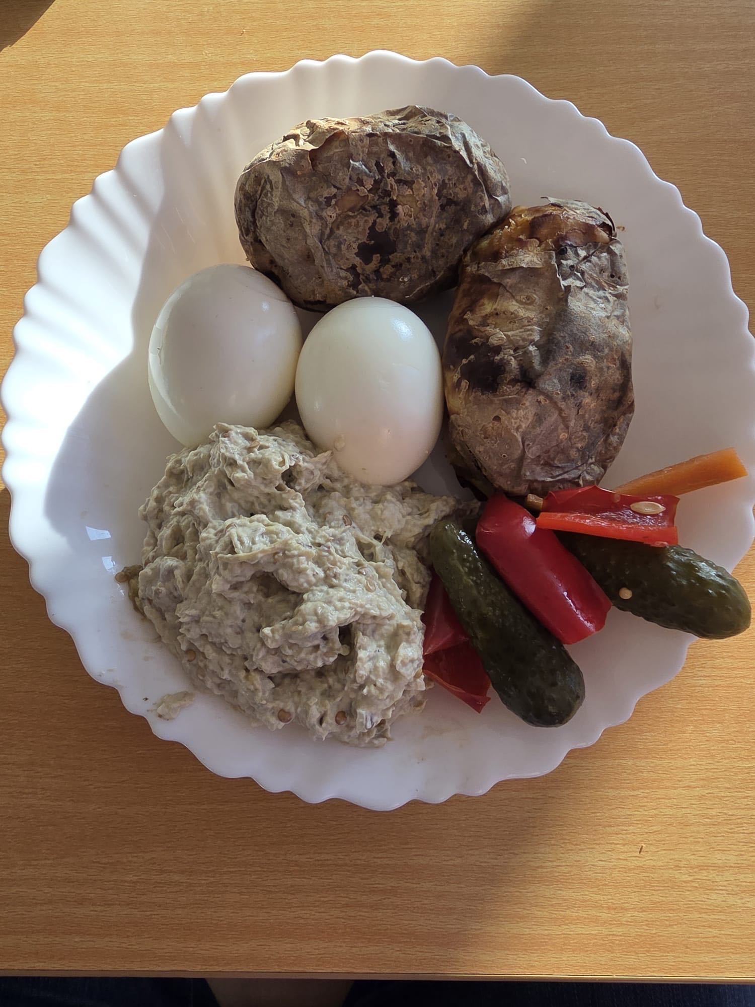 Cartofi copți cu ouă și salată de vinete