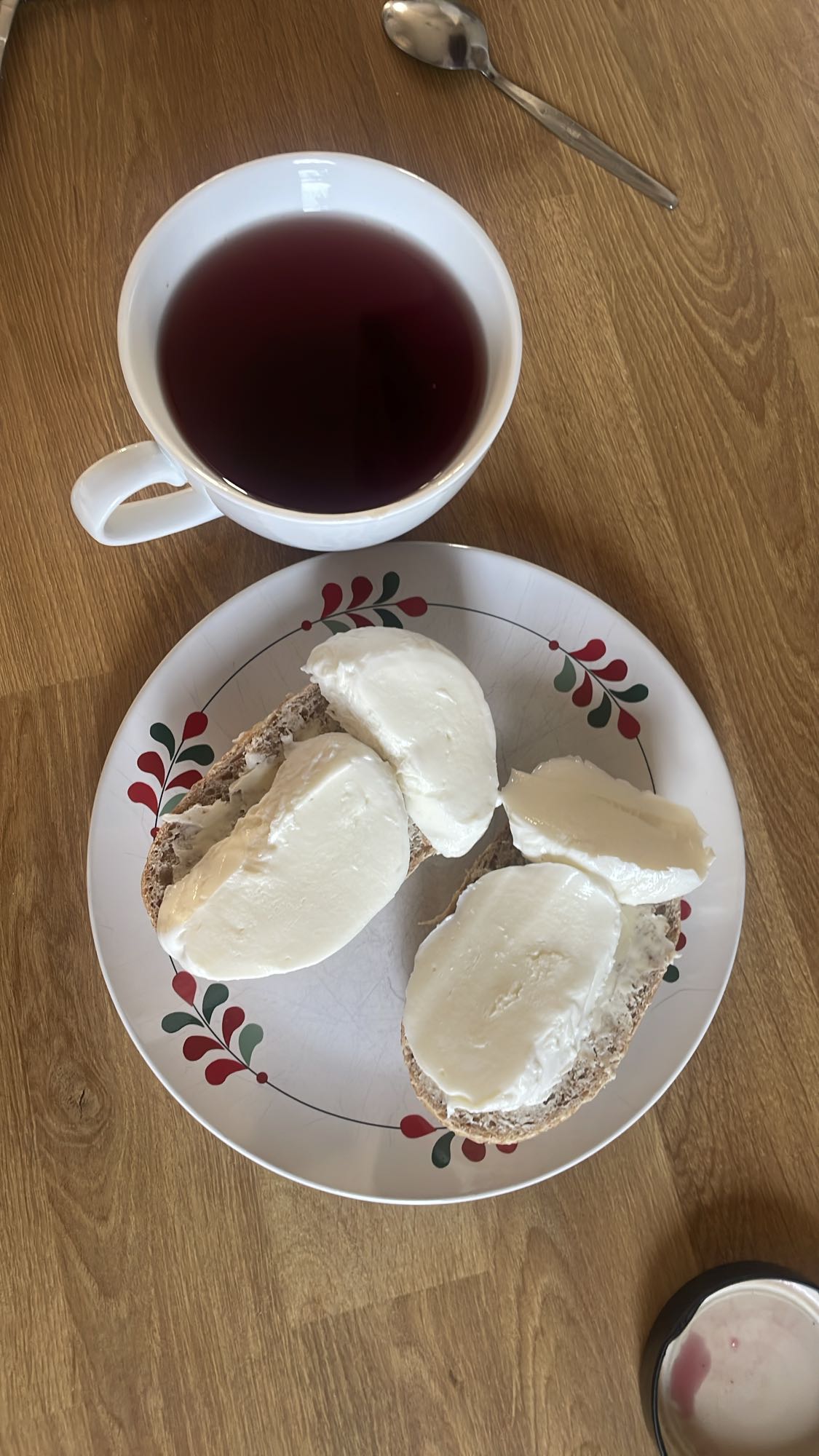 Kanapki z mozzarellą i herbata