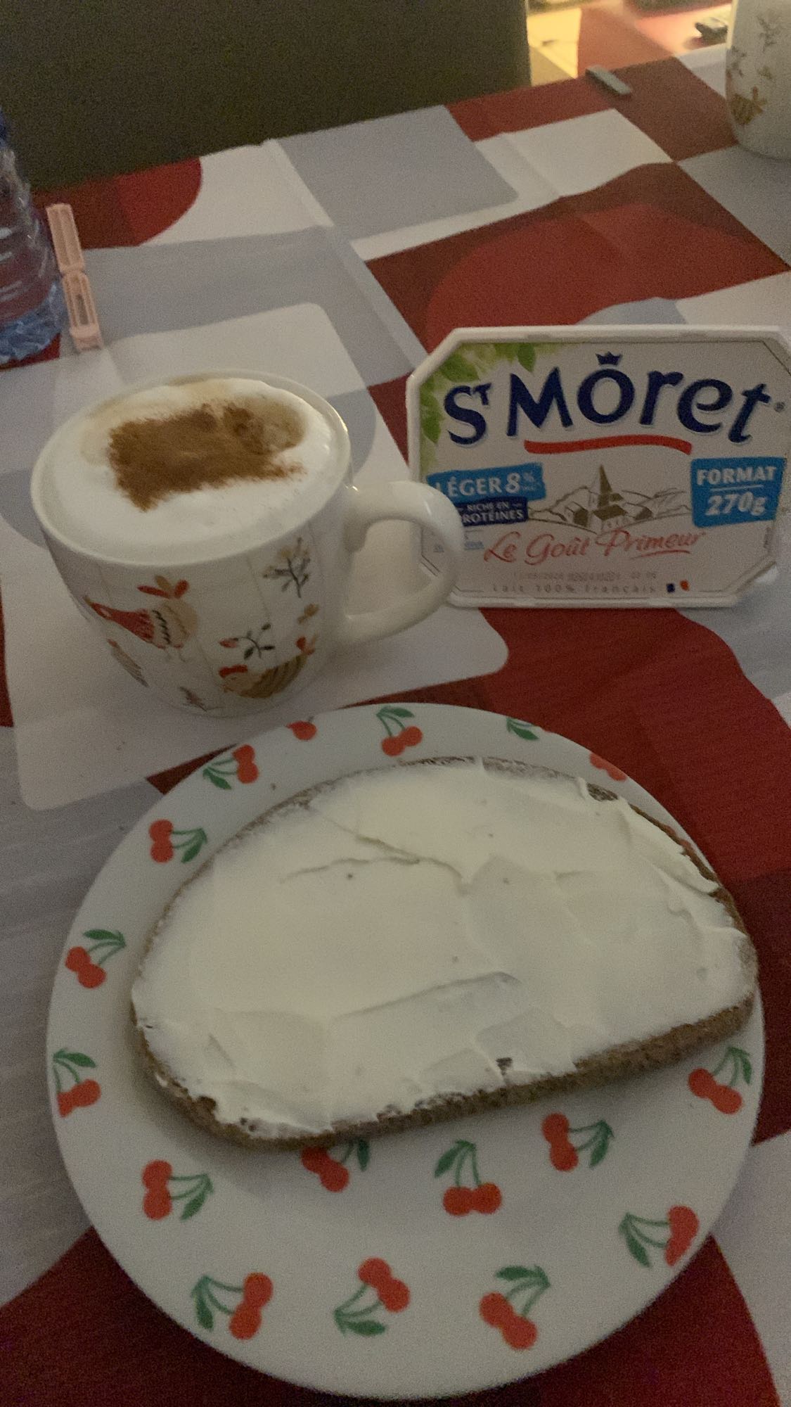 Tartine fromage et cappuccino