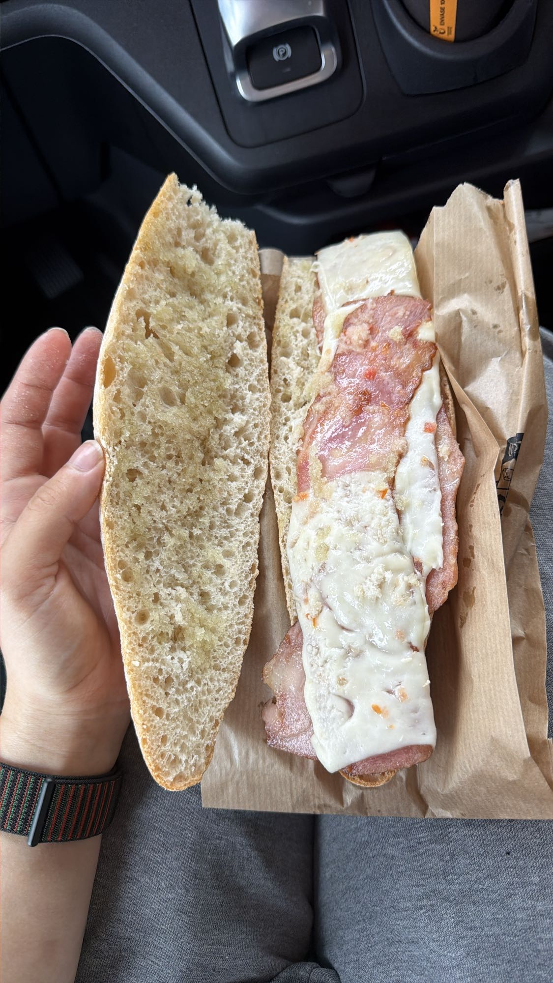 Sandviș cu bacon și cașcaval