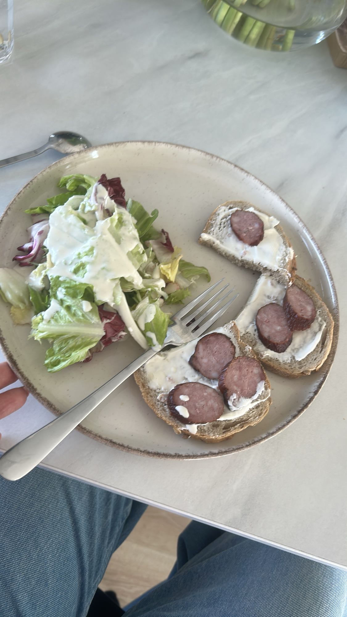 kanapki z kiełbasą i sałatą