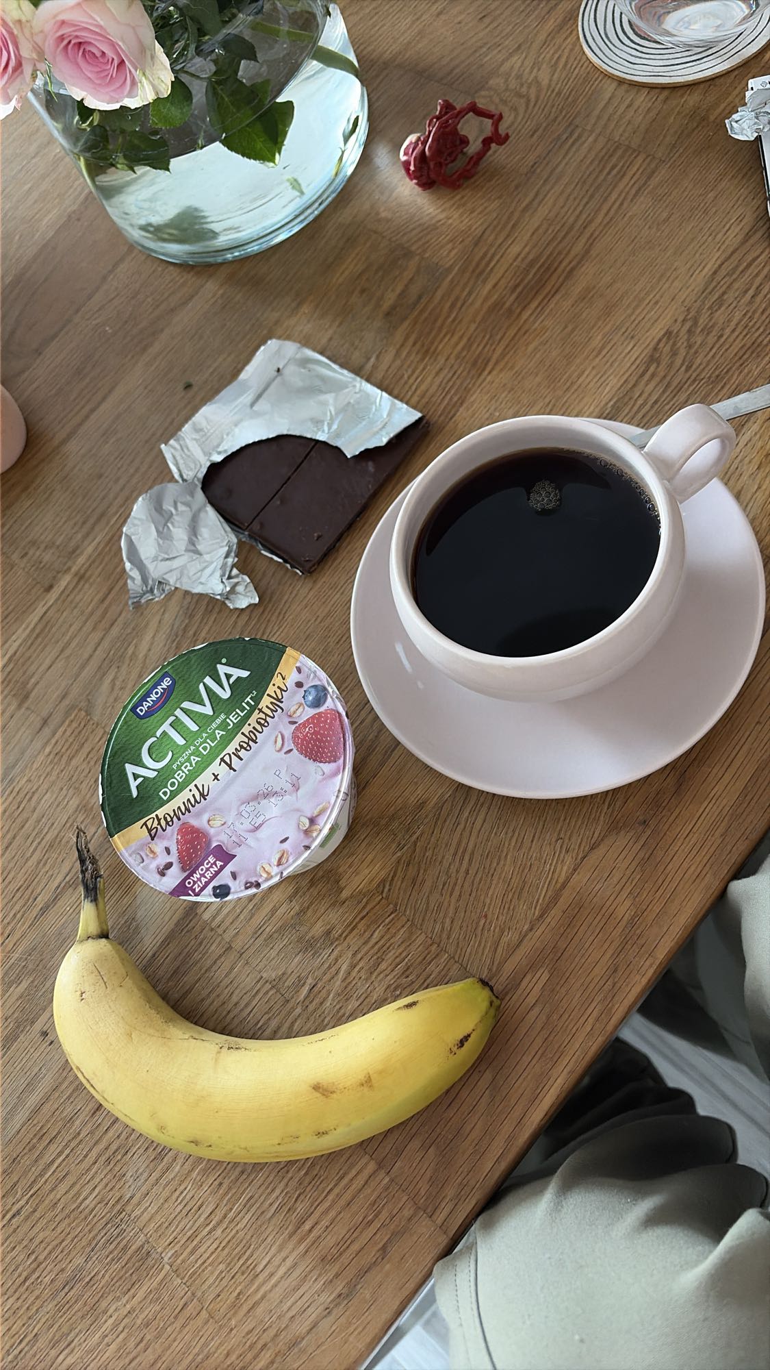 Завтрак с бананом и йогуртом