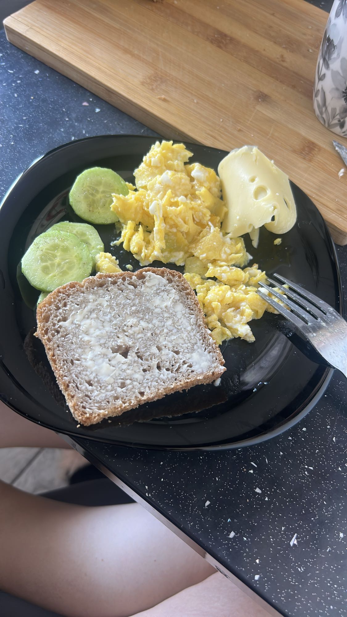 Jajecznica z chlebem i serem