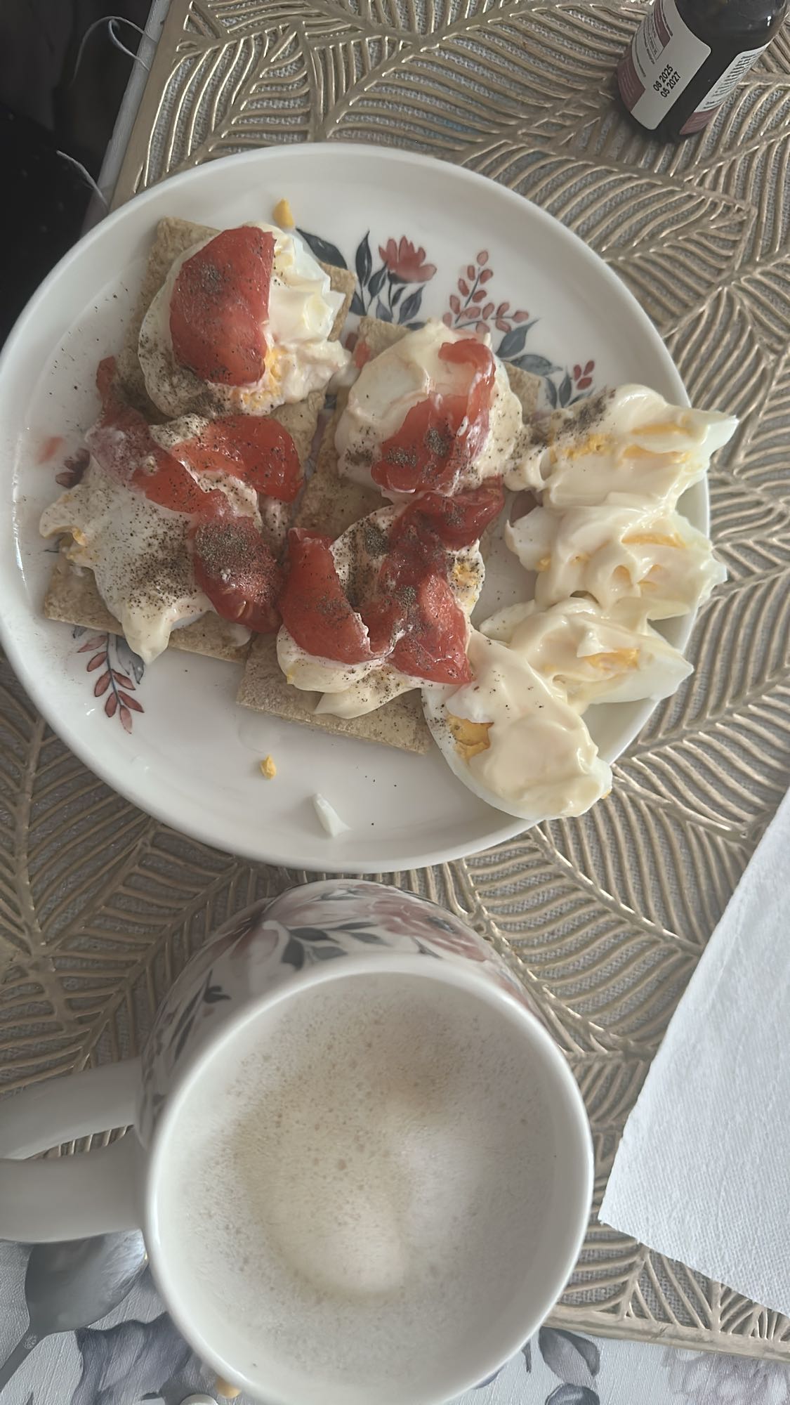 Jajka na chrupkim pieczywie