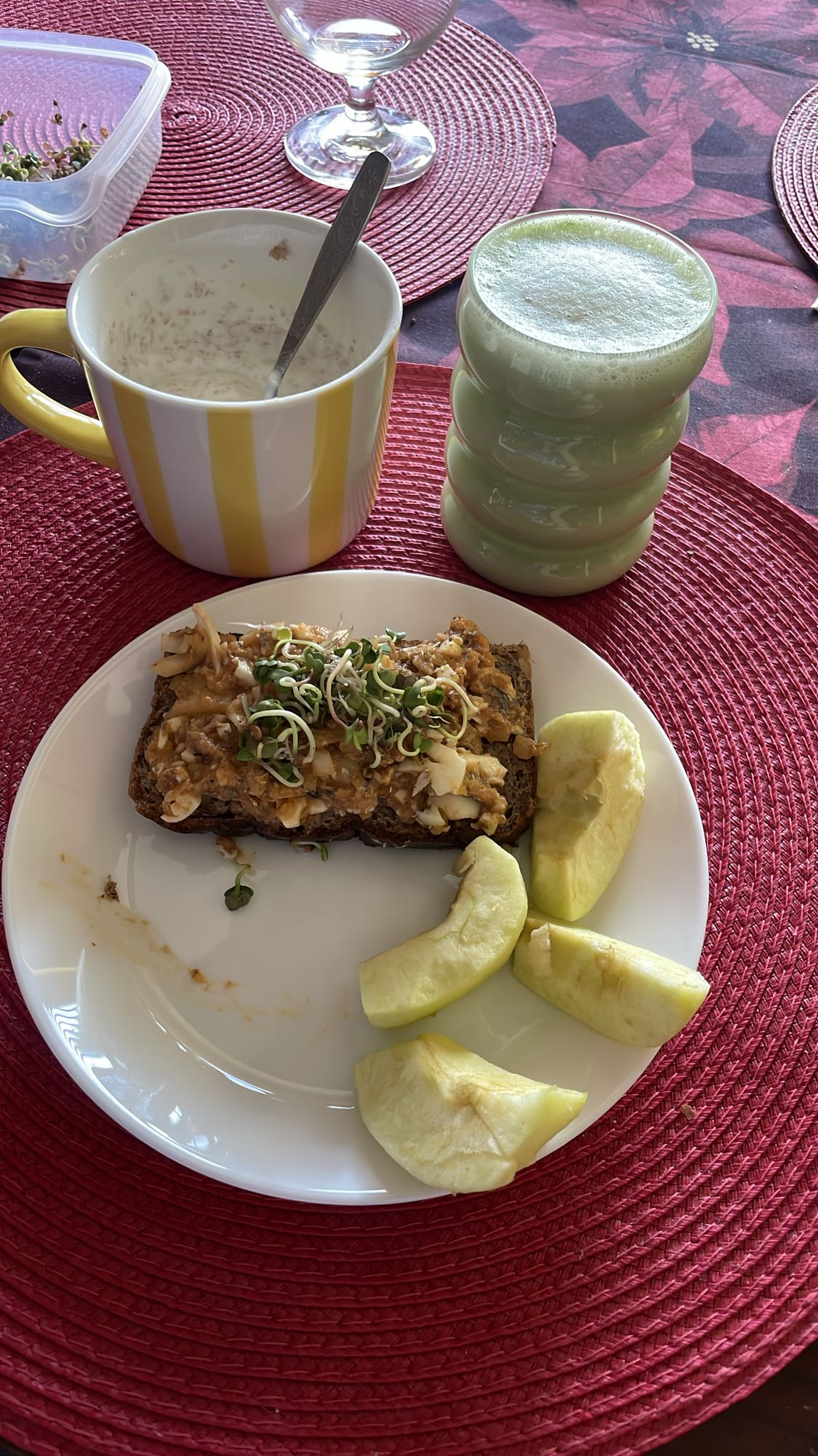 Śniadanie z kanapką i jabłkiem