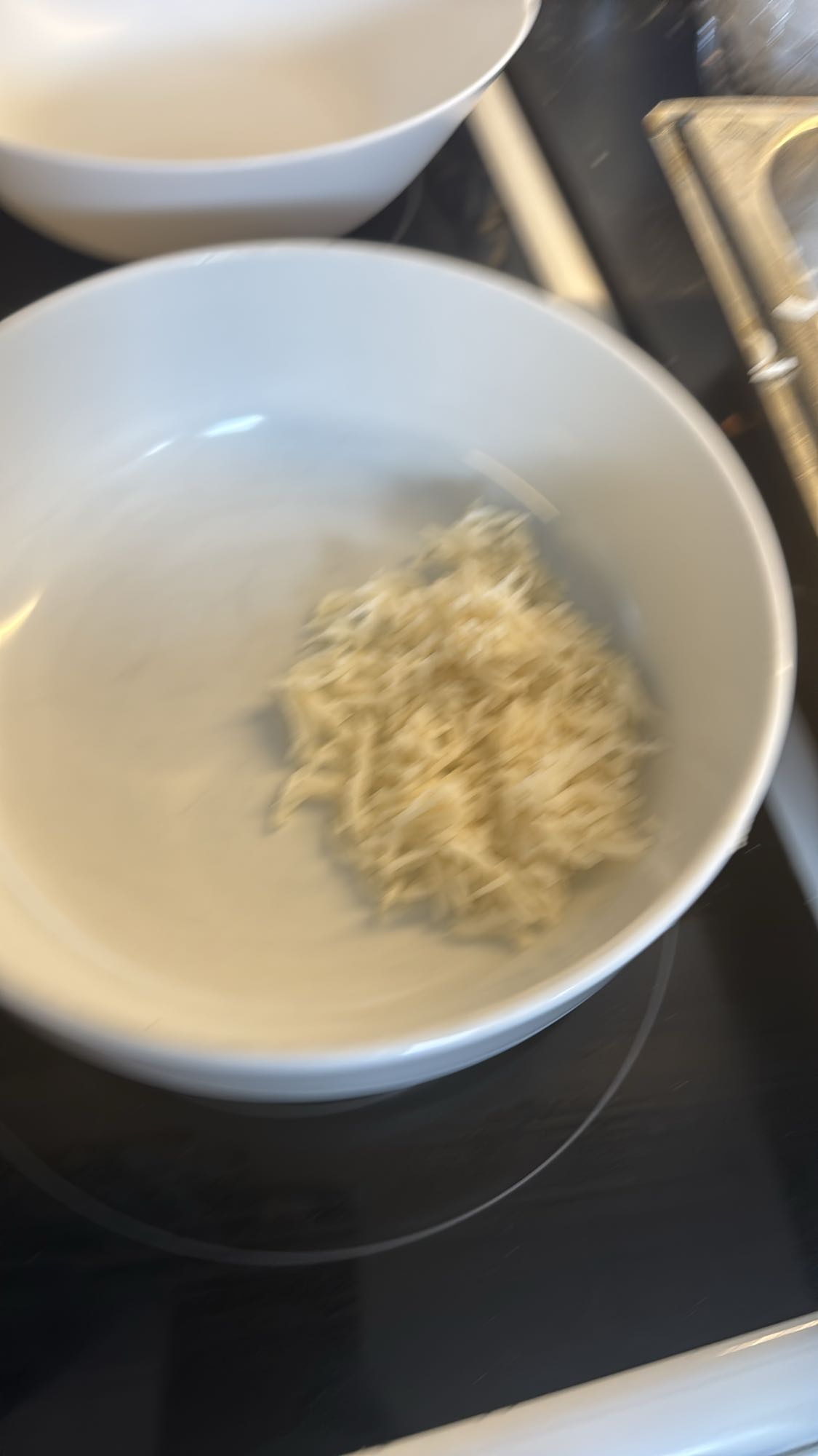 Riven ost i skål