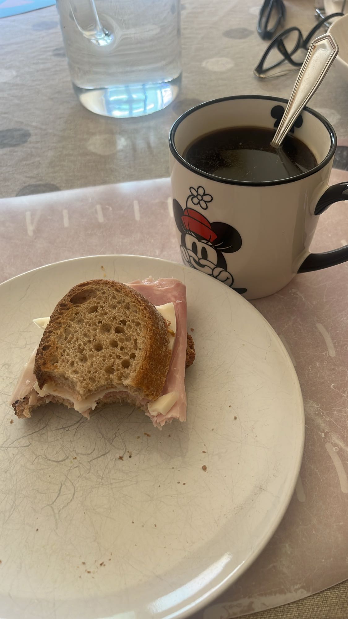 Sándwich de jamón y café